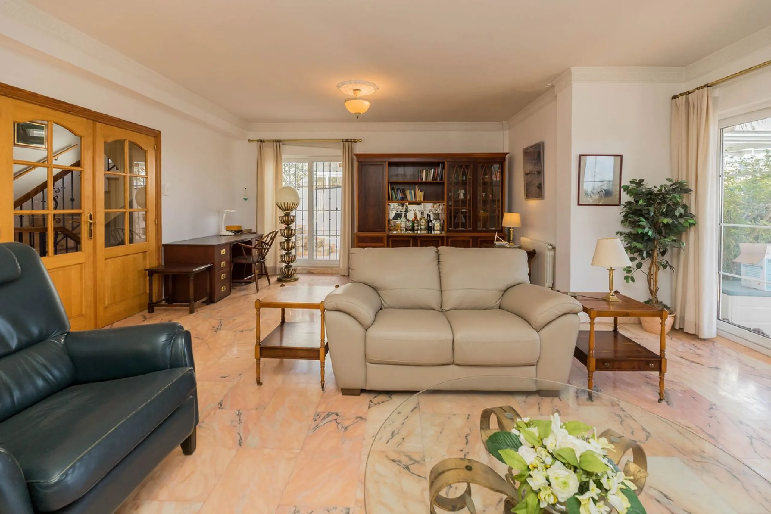 This villa is located in an elevated and quiet residential area of Fuengirola, offering completely open views towards Sohail Castle, the sea and the surrounding mountains. The position and orientation of the property provide excellent natural light and a 