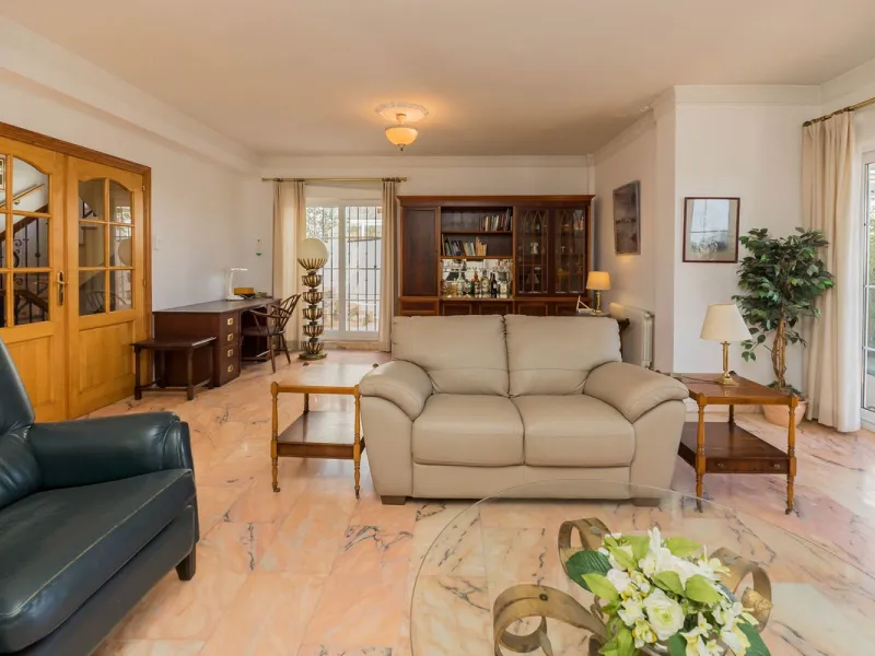 This villa is located in an elevated and quiet residential area of Fuengirola, offering completely open views towards Sohail Castle, the sea and the surrounding mountains. The position and orientation of the property provide excellent natural light and a 