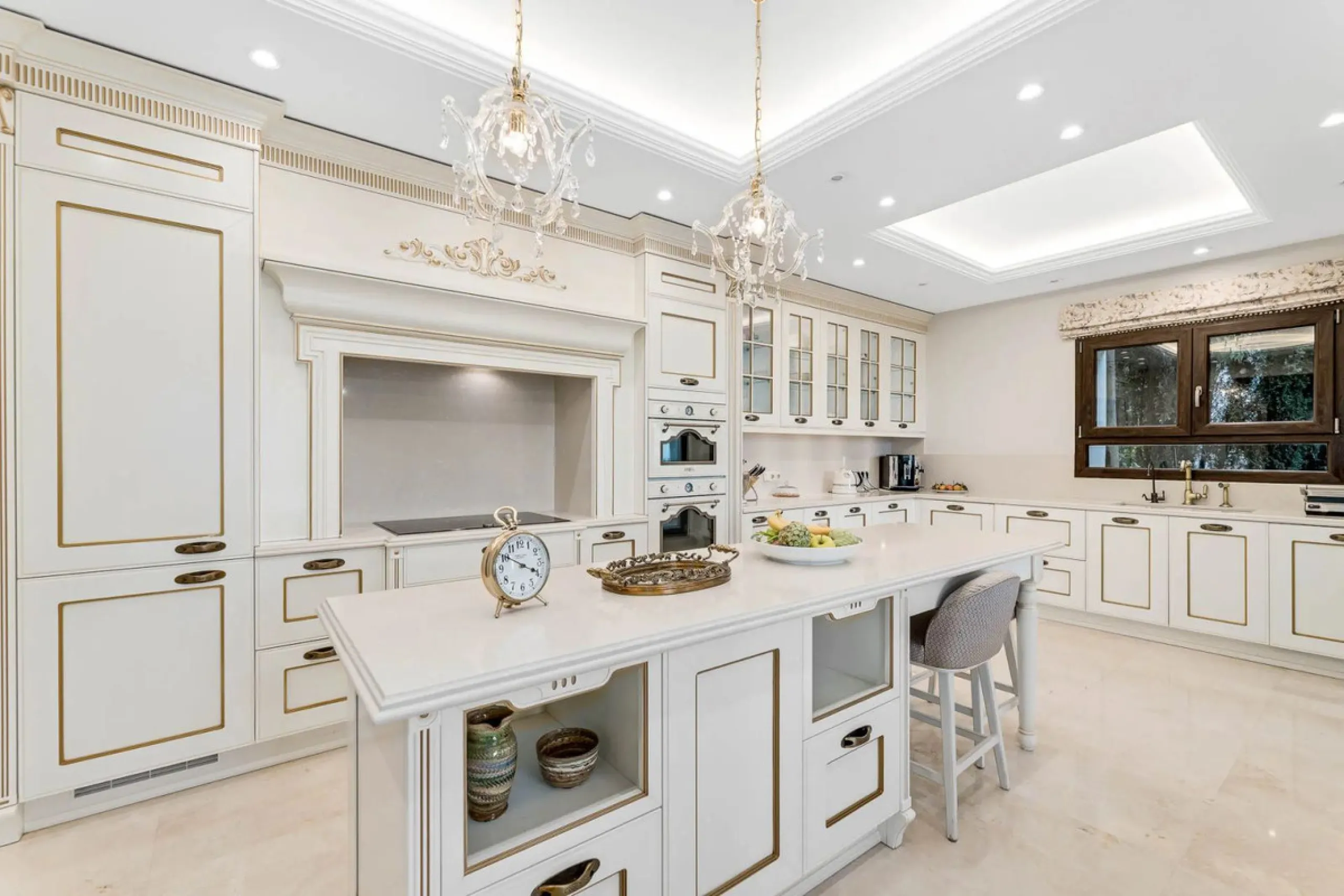 Five-bedroom villa for sale in the exclusive Benahavis Country Club area, with sea and mountain views. Expect the spectacular views and privacy, surrounded by the comforts of the Country Club. The property resides in Benahavis, which is just 10 minutes fr