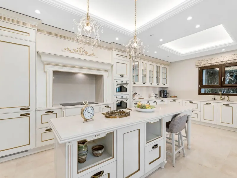 Five-bedroom villa for sale in the exclusive Benahavis Country Club area, with sea and mountain views. Expect the spectacular views and privacy, surrounded by the comforts of the Country Club. The property resides in Benahavis, which is just 10 minutes fr