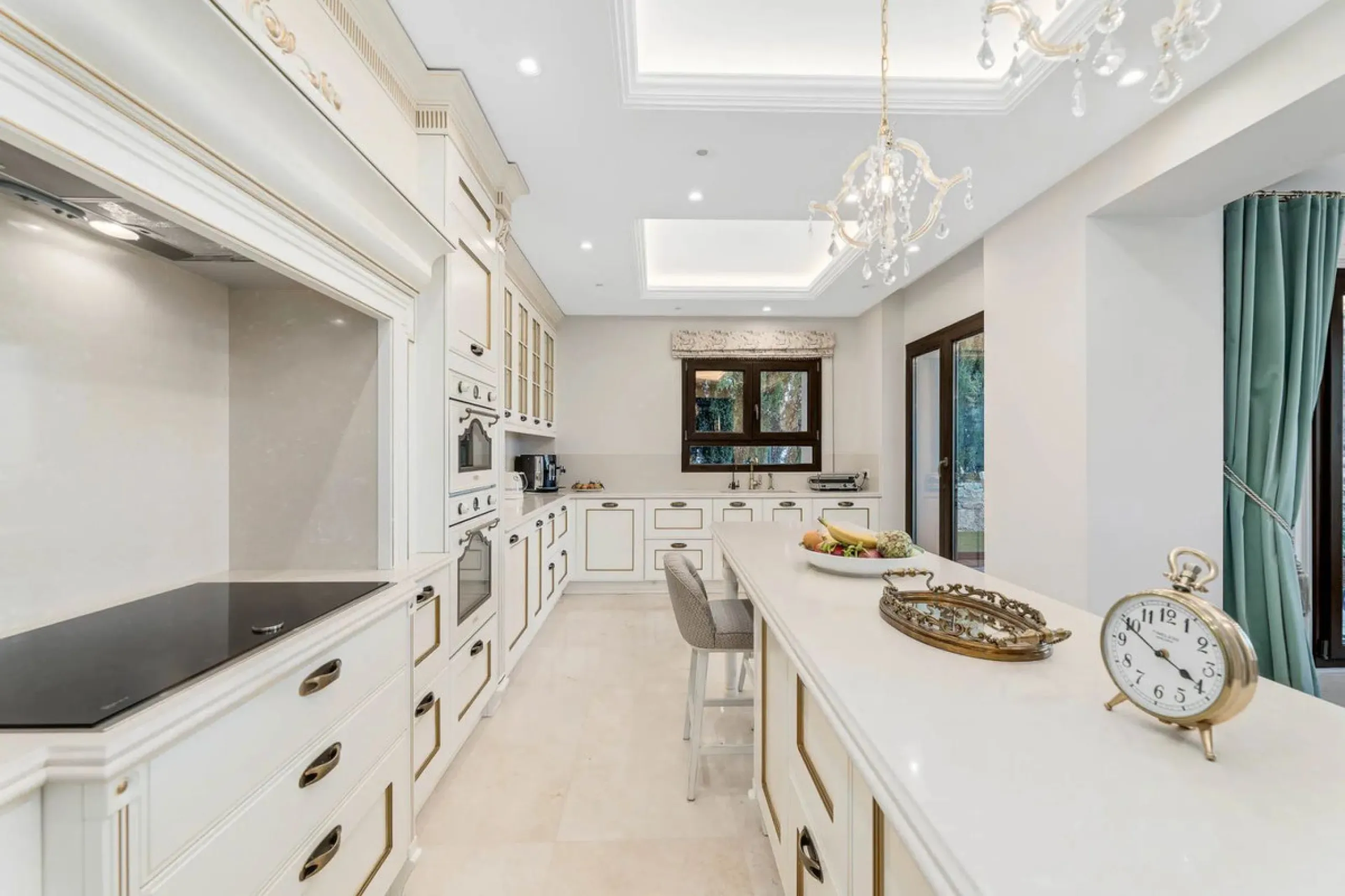 Five-bedroom villa for sale in the exclusive Benahavis Country Club area, with sea and mountain views. Expect the spectacular views and privacy, surrounded by the comforts of the Country Club. The property resides in Benahavis, which is just 10 minutes fr