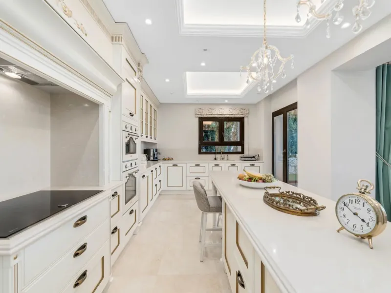 Five-bedroom villa for sale in the exclusive Benahavis Country Club area, with sea and mountain views. Expect the spectacular views and privacy, surrounded by the comforts of the Country Club. The property resides in Benahavis, which is just 10 minutes fr