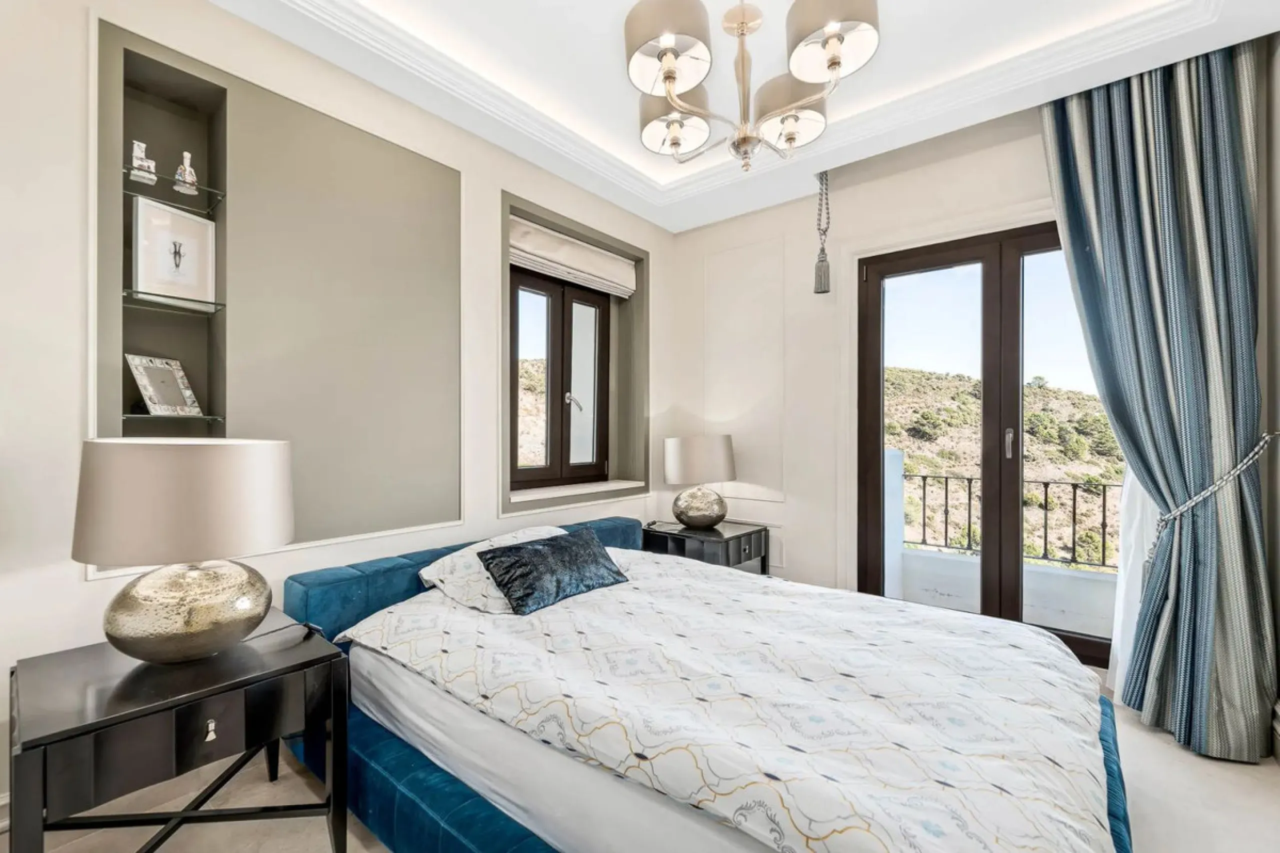 Five-bedroom villa for sale in the exclusive Benahavis Country Club area, with sea and mountain views. Expect the spectacular views and privacy, surrounded by the comforts of the Country Club. The property resides in Benahavis, which is just 10 minutes fr