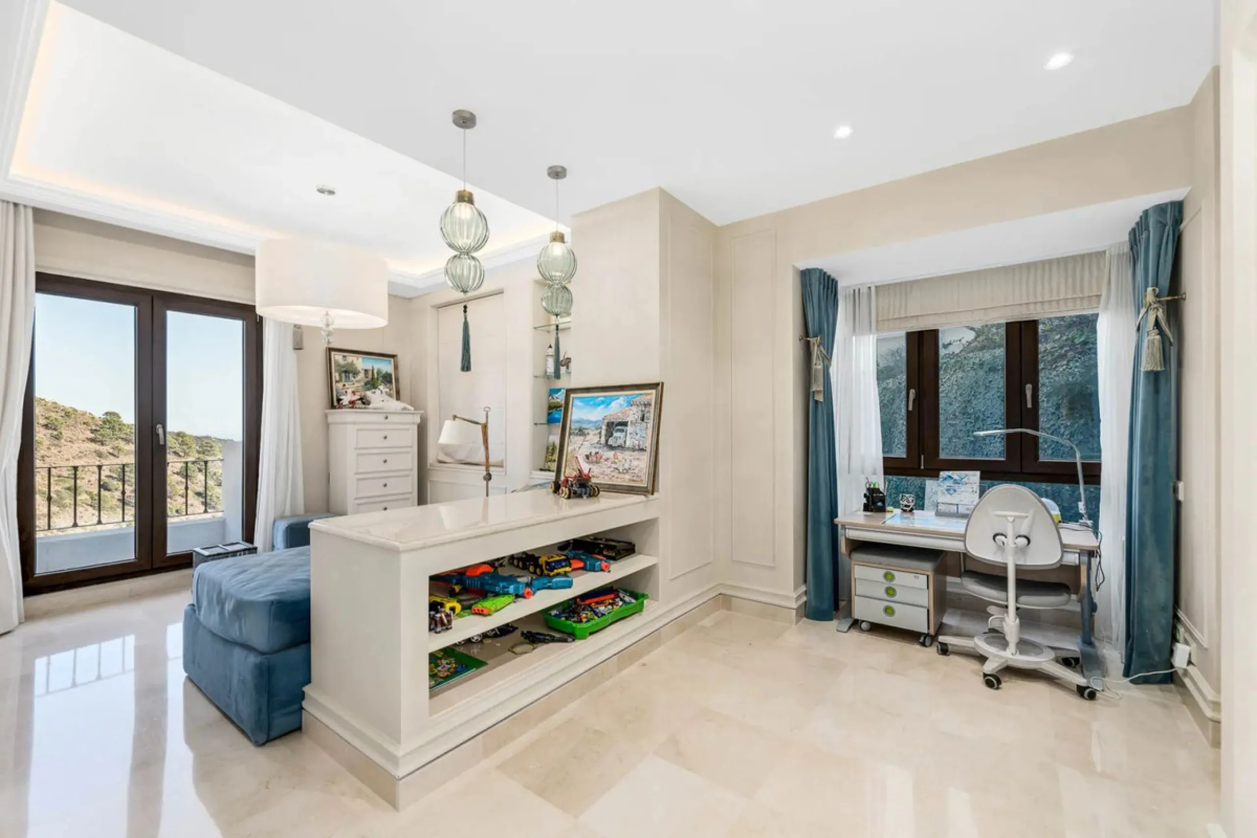 Five-bedroom villa for sale in the exclusive Benahavis Country Club area, with sea and mountain views. Expect the spectacular views and privacy, surrounded by the comforts of the Country Club. The property resides in Benahavis, which is just 10 minutes fr