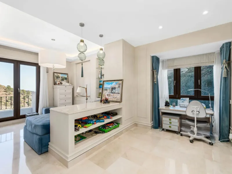 Five-bedroom villa for sale in the exclusive Benahavis Country Club area, with sea and mountain views. Expect the spectacular views and privacy, surrounded by the comforts of the Country Club. The property resides in Benahavis, which is just 10 minutes fr
