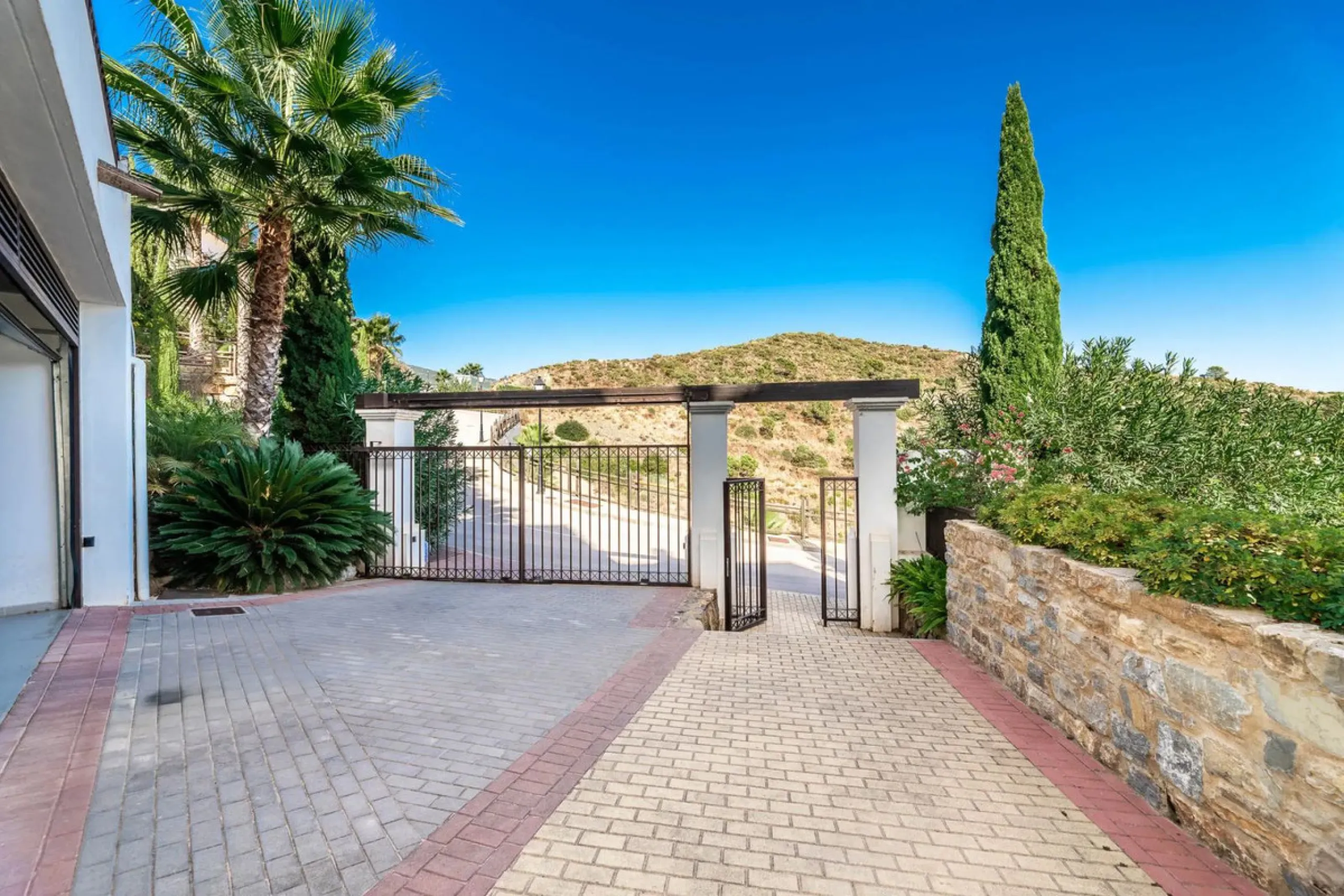 Five-bedroom villa for sale in the exclusive Benahavis Country Club area, with sea and mountain views. Expect the spectacular views and privacy, surrounded by the comforts of the Country Club. The property resides in Benahavis, which is just 10 minutes fr