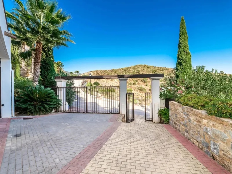 Five-bedroom villa for sale in the exclusive Benahavis Country Club area, with sea and mountain views. Expect the spectacular views and privacy, surrounded by the comforts of the Country Club. The property resides in Benahavis, which is just 10 minutes fr