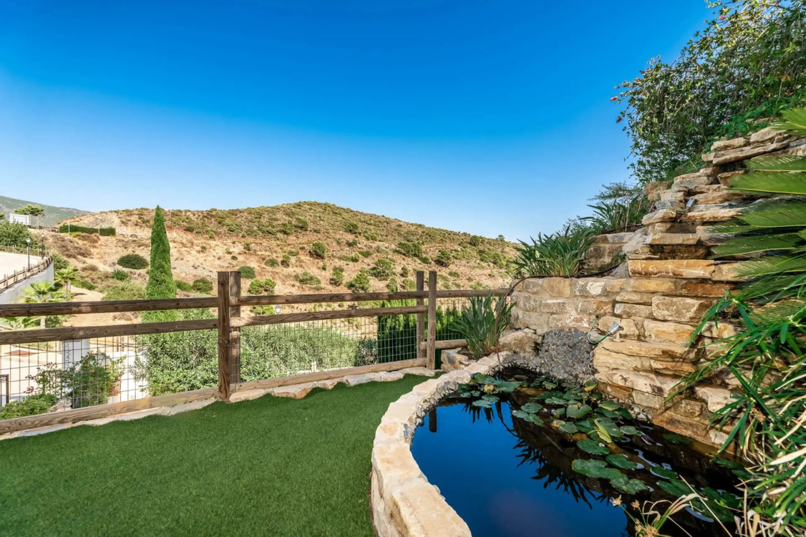 Five-bedroom villa for sale in the exclusive Benahavis Country Club area, with sea and mountain views. Expect the spectacular views and privacy, surrounded by the comforts of the Country Club. The property resides in Benahavis, which is just 10 minutes fr