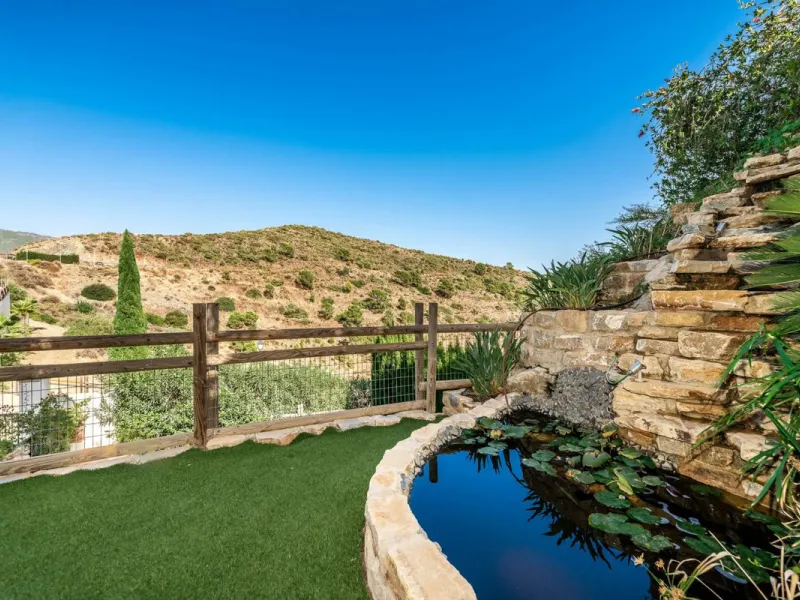 Five-bedroom villa for sale in the exclusive Benahavis Country Club area, with sea and mountain views. Expect the spectacular views and privacy, surrounded by the comforts of the Country Club. The property resides in Benahavis, which is just 10 minutes fr