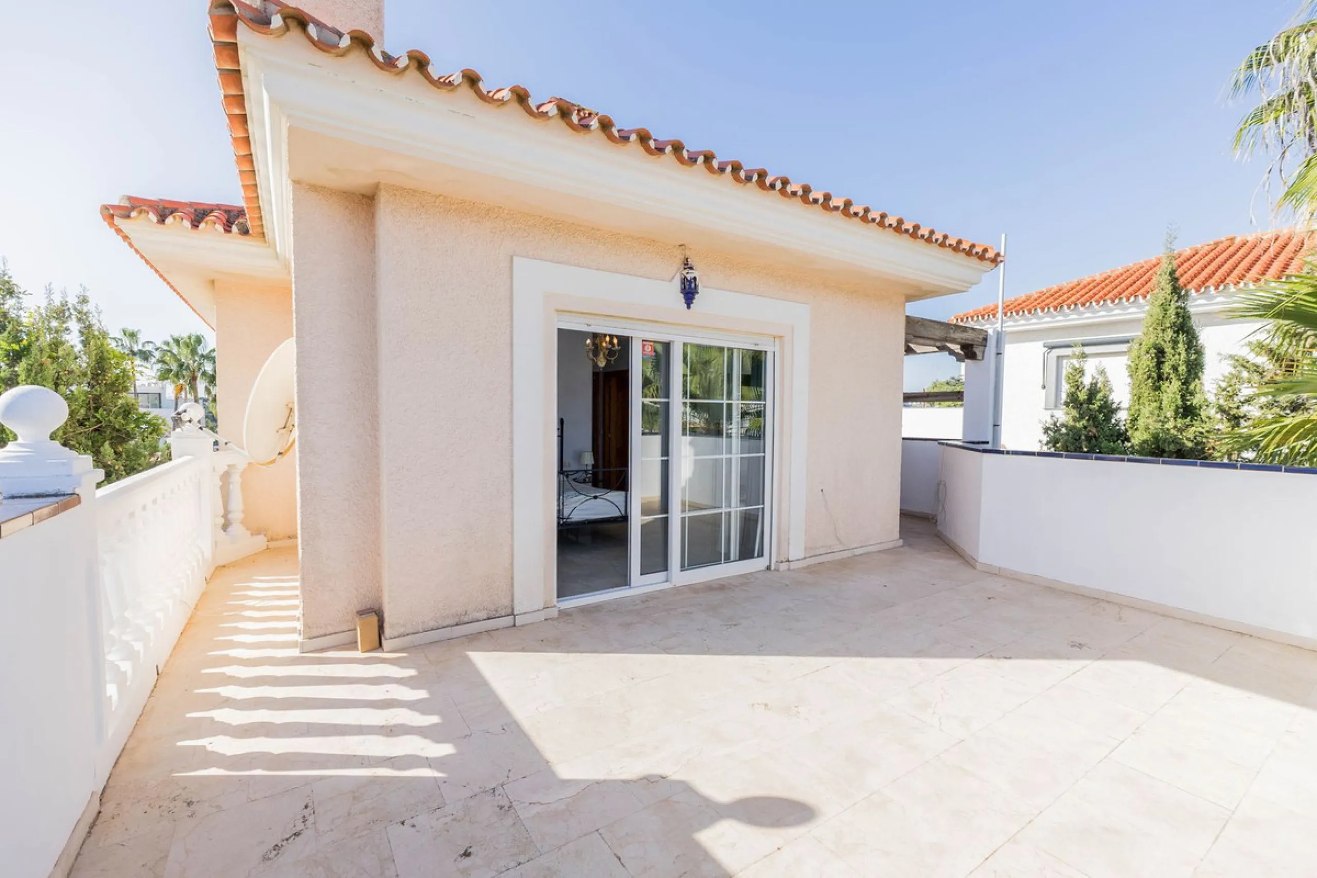 This villa is located in an elevated and quiet residential area of Fuengirola, offering completely open views towards Sohail Castle, the sea and the surrounding mountains. The position and orientation of the property provide excellent natural light and a 