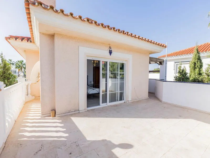 This villa is located in an elevated and quiet residential area of Fuengirola, offering completely open views towards Sohail Castle, the sea and the surrounding mountains. The position and orientation of the property provide excellent natural light and a 
