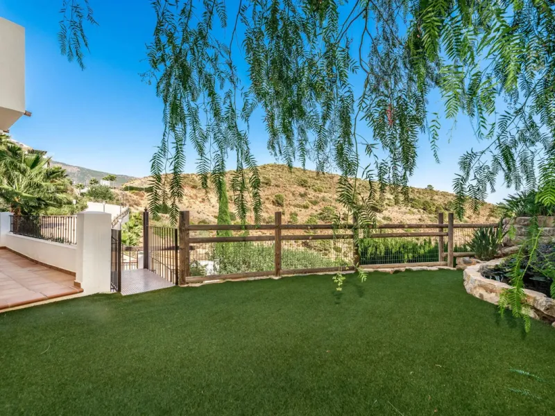 Five-bedroom villa for sale in the exclusive Benahavis Country Club area, with sea and mountain views. Expect the spectacular views and privacy, surrounded by the comforts of the Country Club. The property resides in Benahavis, which is just 10 minutes fr