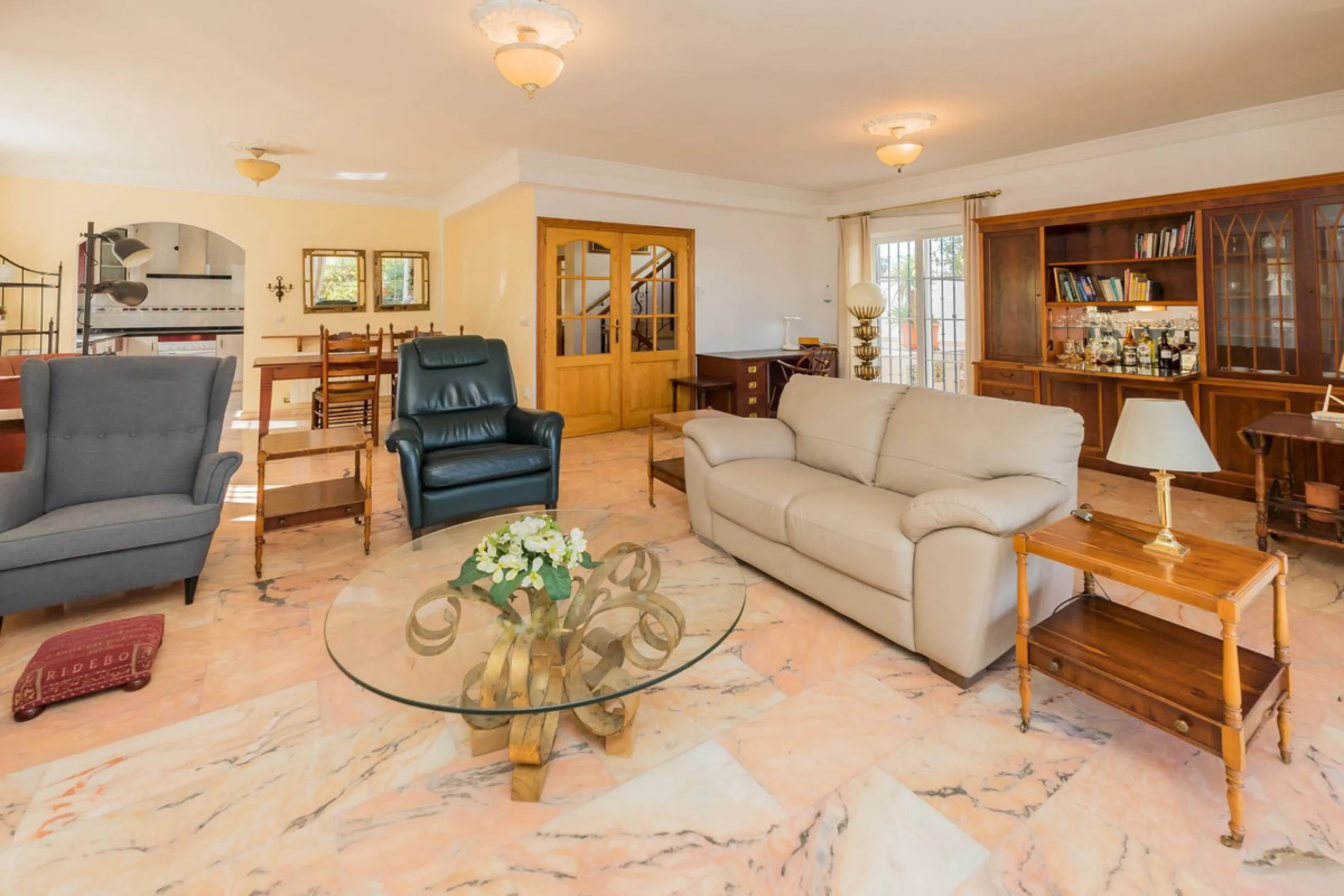 This villa is located in an elevated and quiet residential area of Fuengirola, offering completely open views towards Sohail Castle, the sea and the surrounding mountains. The position and orientation of the property provide excellent natural light and a 