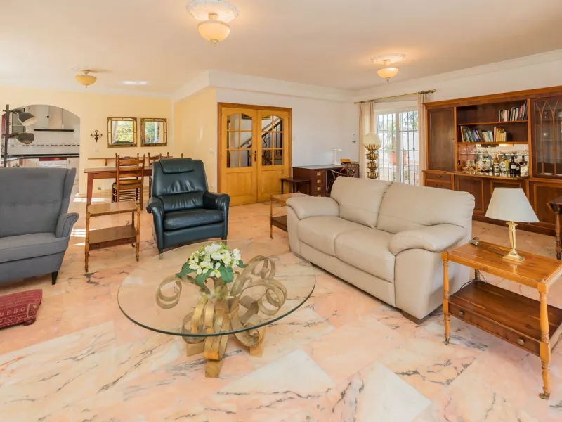 This villa is located in an elevated and quiet residential area of Fuengirola, offering completely open views towards Sohail Castle, the sea and the surrounding mountains. The position and orientation of the property provide excellent natural light and a 