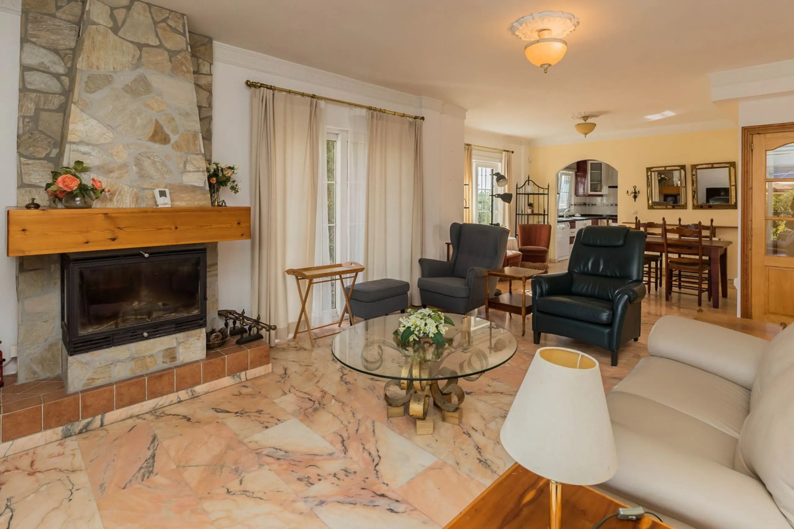 This villa is located in an elevated and quiet residential area of Fuengirola, offering completely open views towards Sohail Castle, the sea and the surrounding mountains. The position and orientation of the property provide excellent natural light and a 