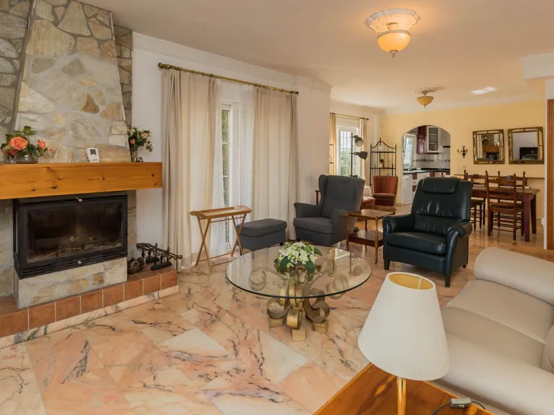 This villa is located in an elevated and quiet residential area of Fuengirola, offering completely open views towards Sohail Castle, the sea and the surrounding mountains. The position and orientation of the property provide excellent natural light and a 
