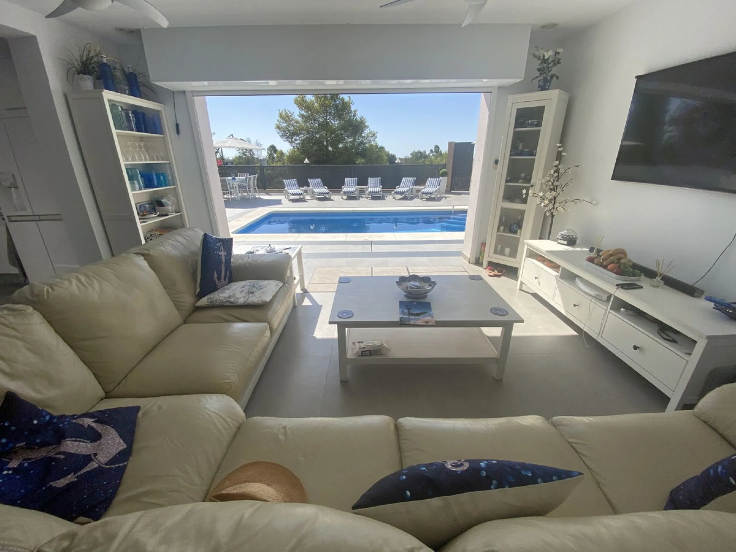 House - Detached Villa в продаже в Torremolinos, Málaga. В доме 5 спален и 4 ванных комнат. Площадь дома 500 м². Площадь участка 650 м²