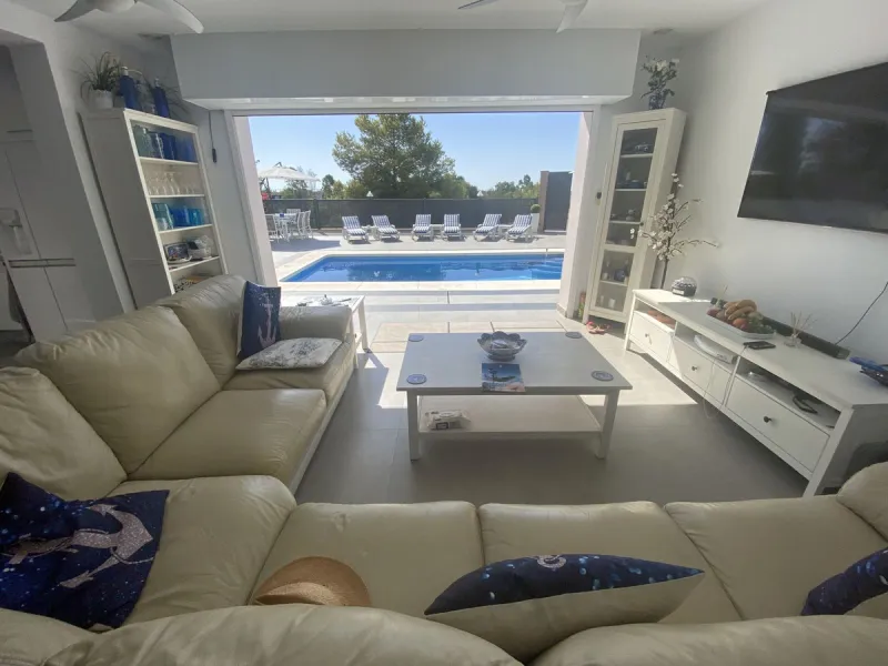 Stunning villa in the hills above Torremolinos yet only 5 mins to the beach and town. Great party and entertaining house with pool side indoor and outdoor kitchen. Sea views from lounge and bebrooms. Very rare does a house of this quality come for sale in