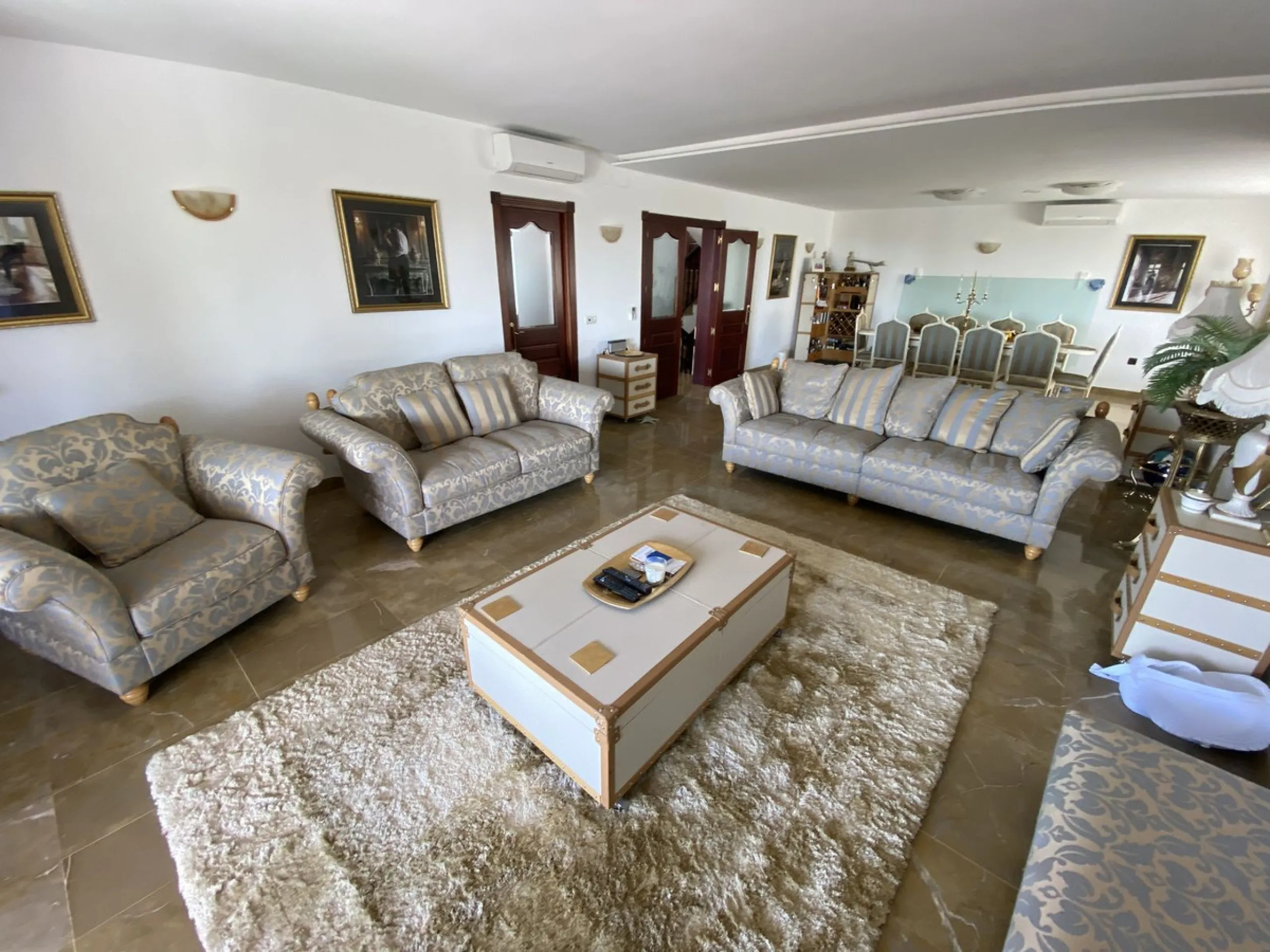 House - Detached Villa в продаже в Torremolinos, Málaga. В доме 5 спален и 4 ванных комнат. Площадь дома 500 м². Площадь участка 650 м²