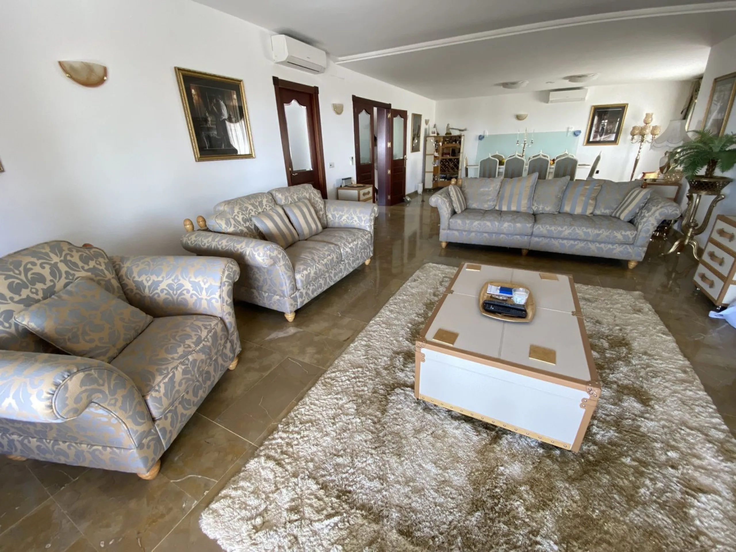 House - Detached Villa в продаже в Torremolinos, Málaga. В доме 5 спален и 4 ванных комнат. Площадь дома 500 м². Площадь участка 650 м²