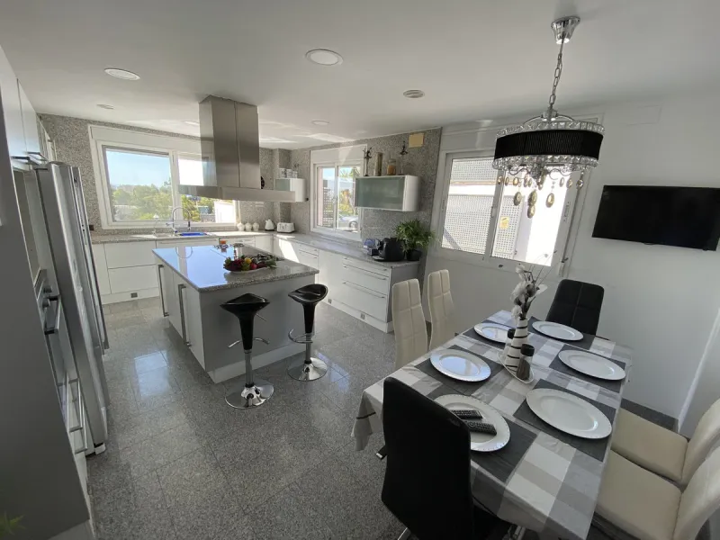 House - Detached Villa в продаже в Torremolinos, Málaga. В доме 5 спален и 4 ванных комнат. Площадь дома 500 м². Площадь участка 650 м²