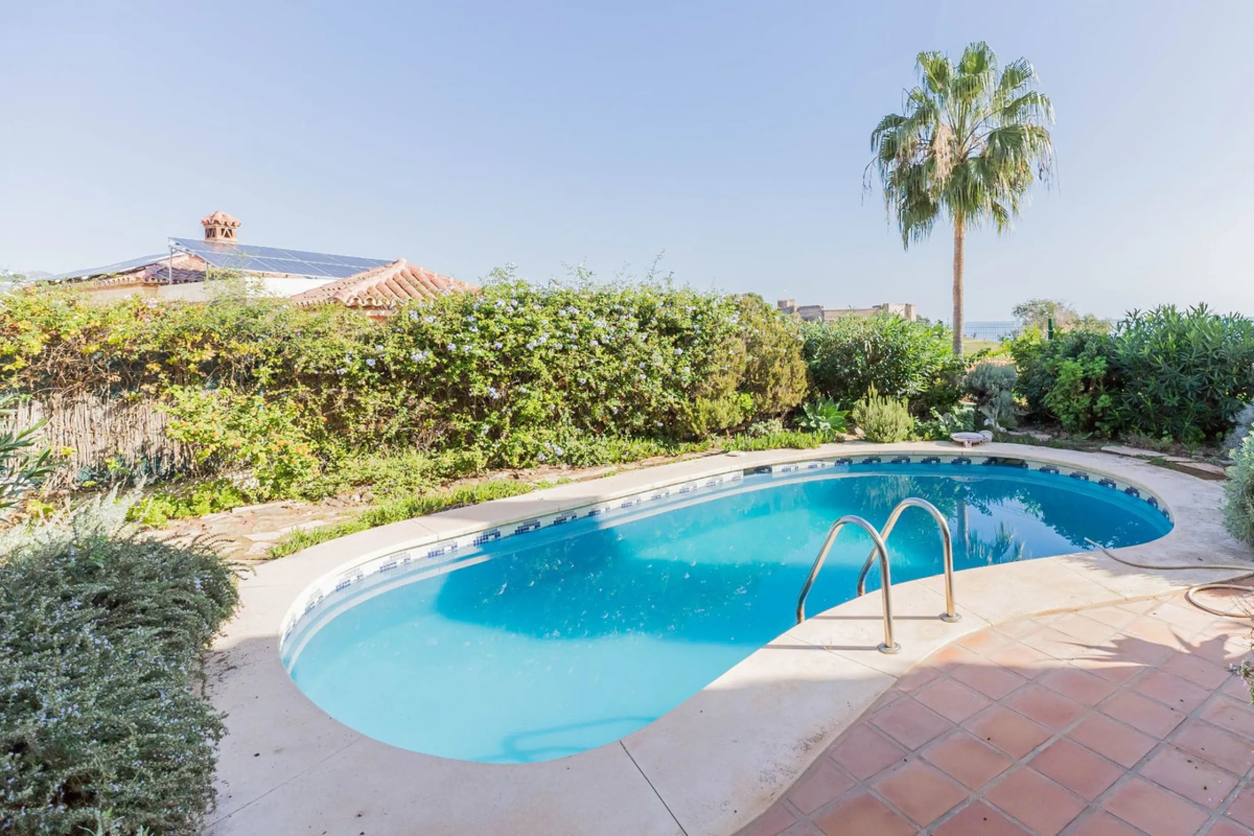 This villa is located in an elevated and quiet residential area of Fuengirola, offering completely open views towards Sohail Castle, the sea and the surrounding mountains. The position and orientation of the property provide excellent natural light and a 
