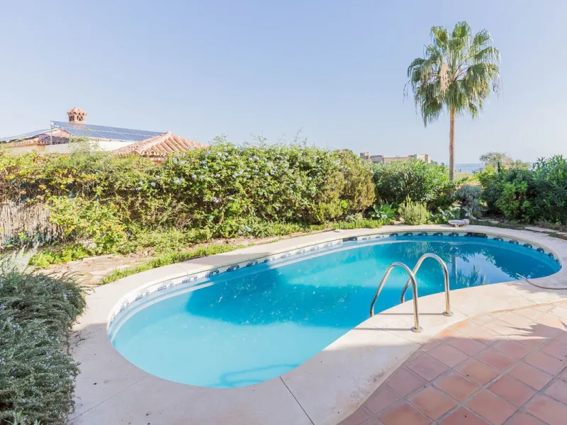 This villa is located in an elevated and quiet residential area of Fuengirola, offering completely open views towards Sohail Castle, the sea and the surrounding mountains. The position and orientation of the property provide excellent natural light and a 