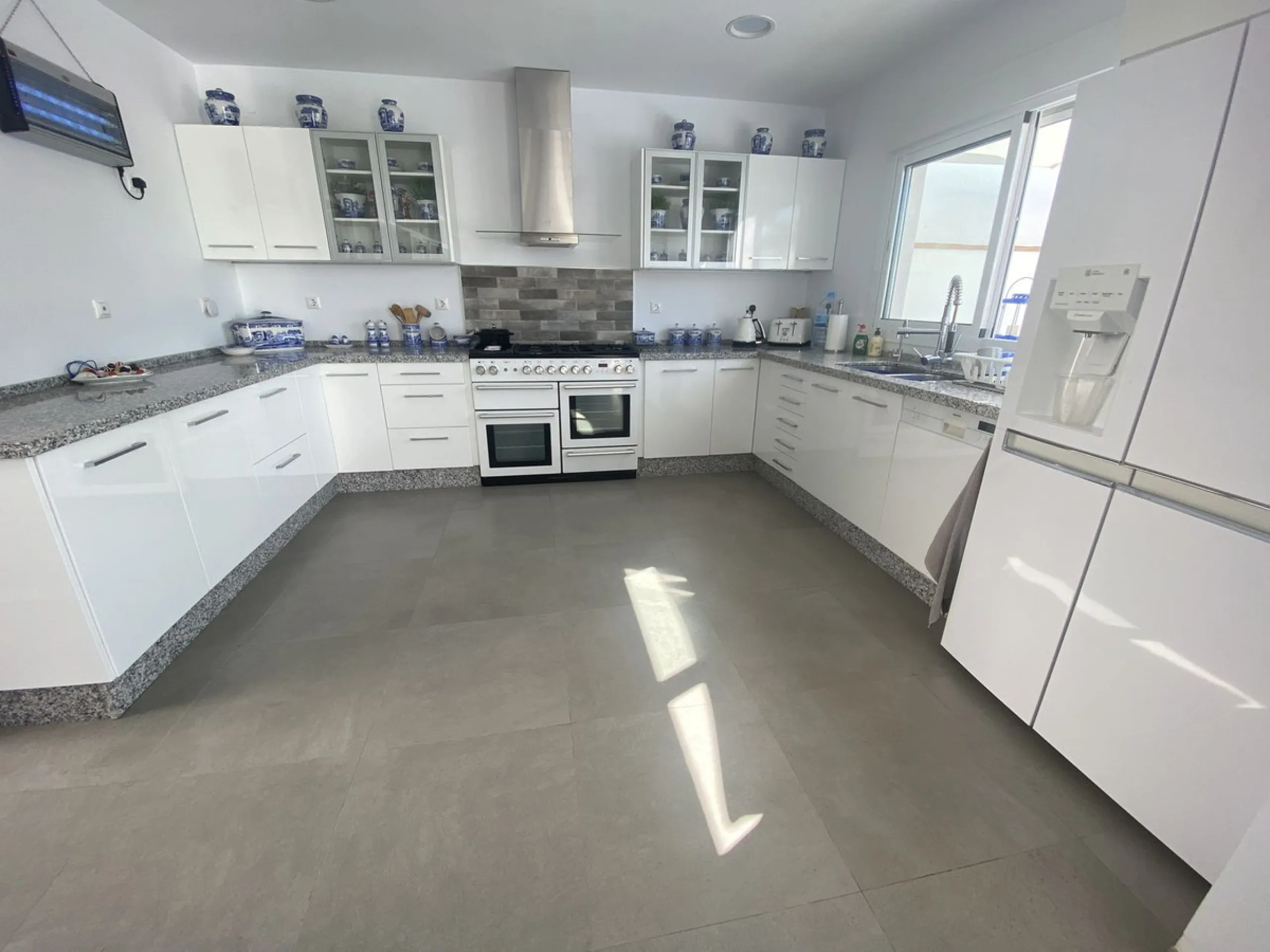 House - Detached Villa в продаже в Torremolinos, Málaga. В доме 5 спален и 4 ванных комнат. Площадь дома 500 м². Площадь участка 650 м²