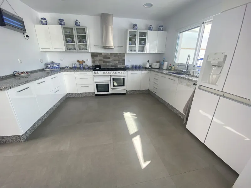House - Detached Villa в продаже в Torremolinos, Málaga. В доме 5 спален и 4 ванных комнат. Площадь дома 500 м². Площадь участка 650 м²
