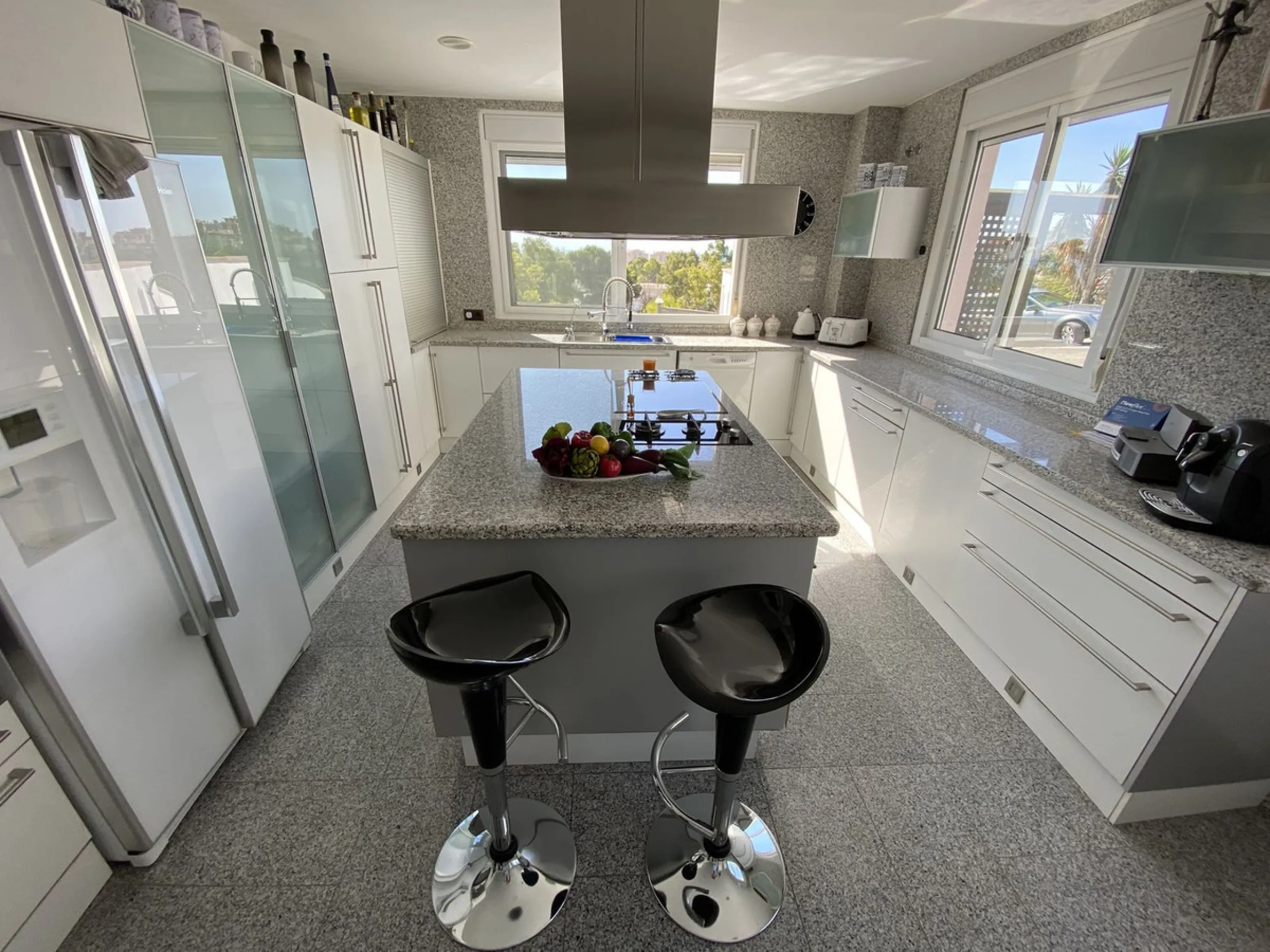 House - Detached Villa в продаже в Torremolinos, Málaga. В доме 5 спален и 4 ванных комнат. Площадь дома 500 м². Площадь участка 650 м²
