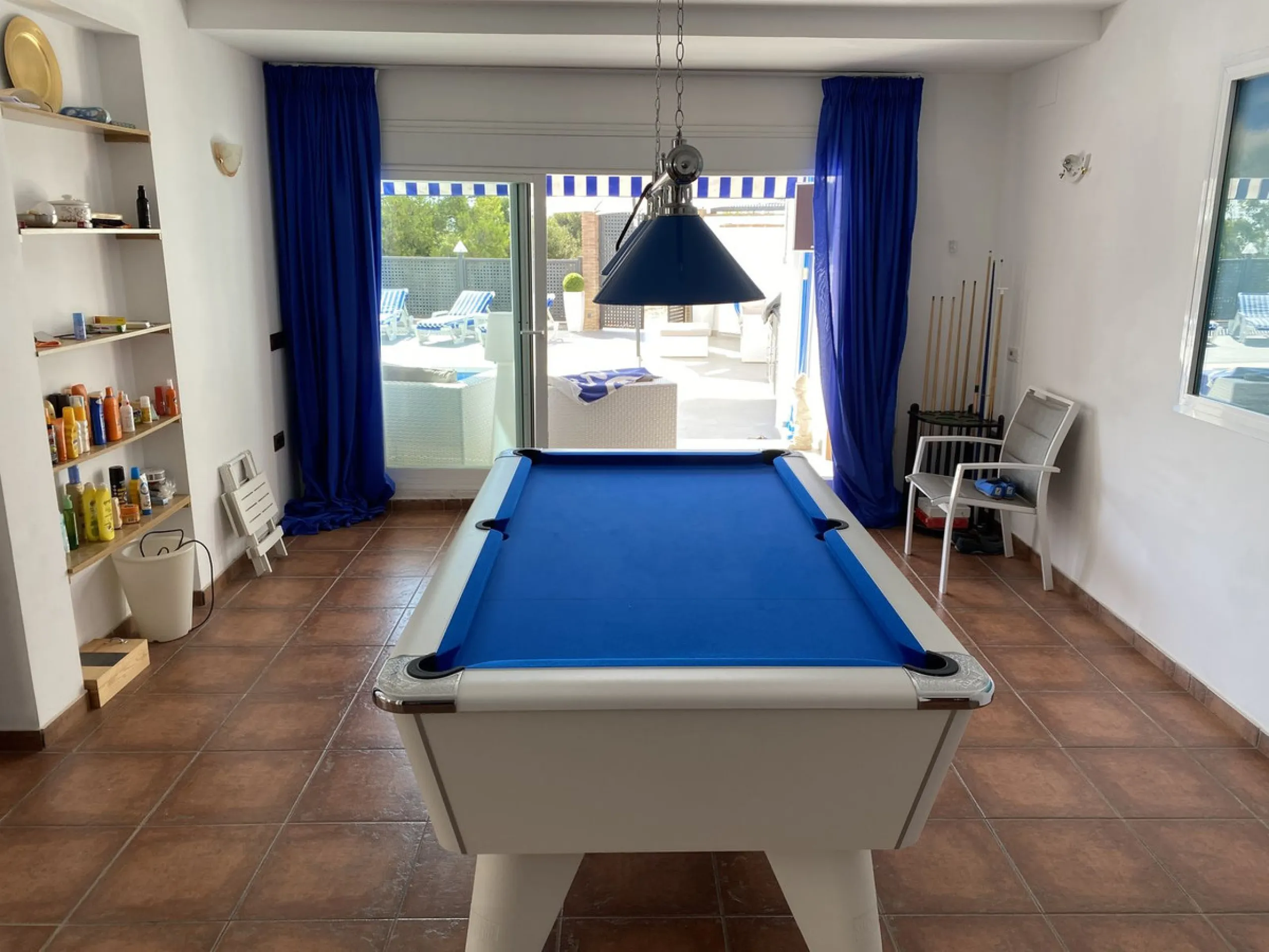 House - Detached Villa в продаже в Torremolinos, Málaga. В доме 5 спален и 4 ванных комнат. Площадь дома 500 м². Площадь участка 650 м²