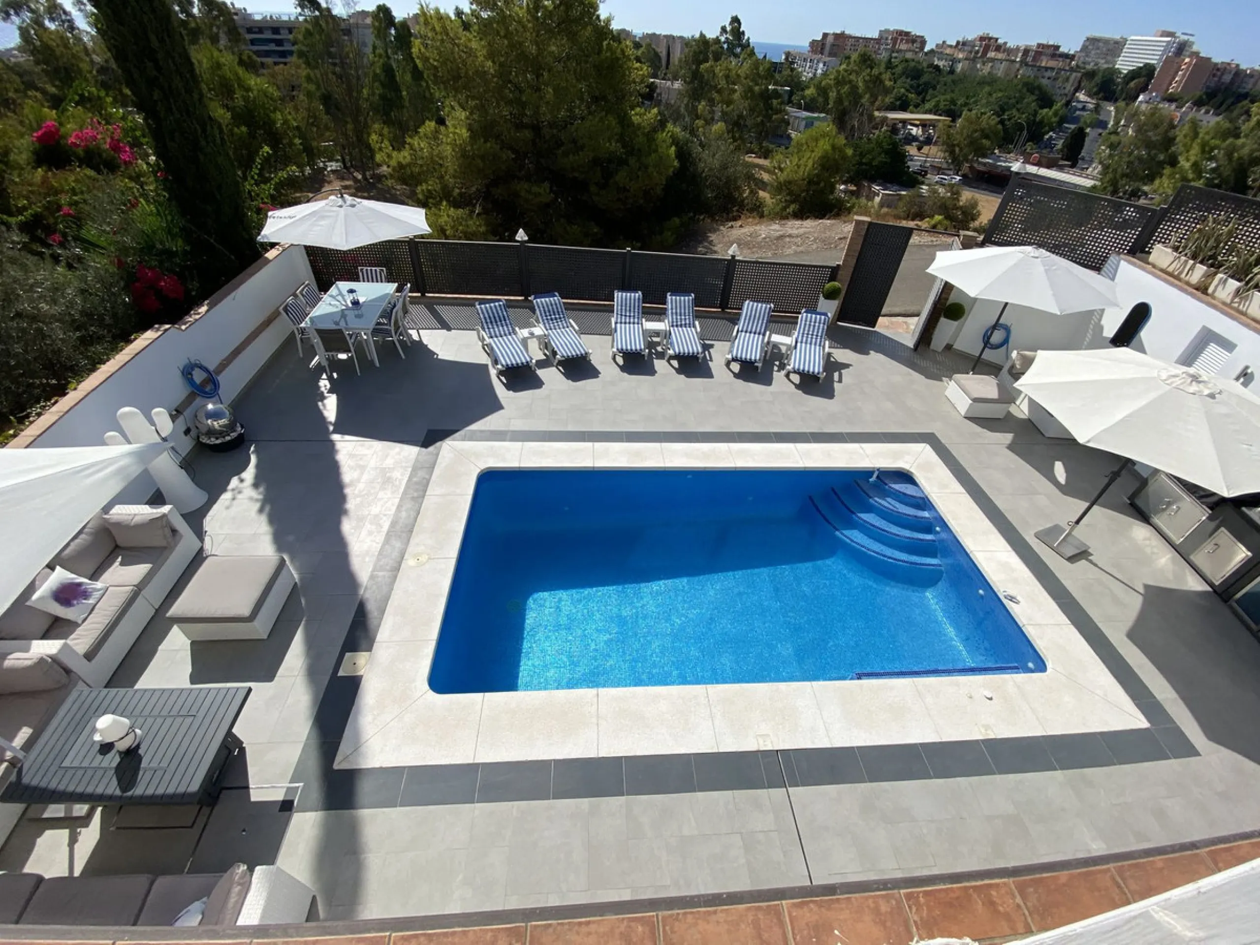 House - Detached Villa в продаже в Torremolinos, Málaga. В доме 5 спален и 4 ванных комнат. Площадь дома 500 м². Площадь участка 650 м²