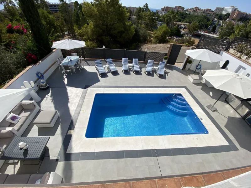 House - Detached Villa в продаже в Torremolinos, Málaga. В доме 5 спален и 4 ванных комнат. Площадь дома 500 м². Площадь участка 650 м²