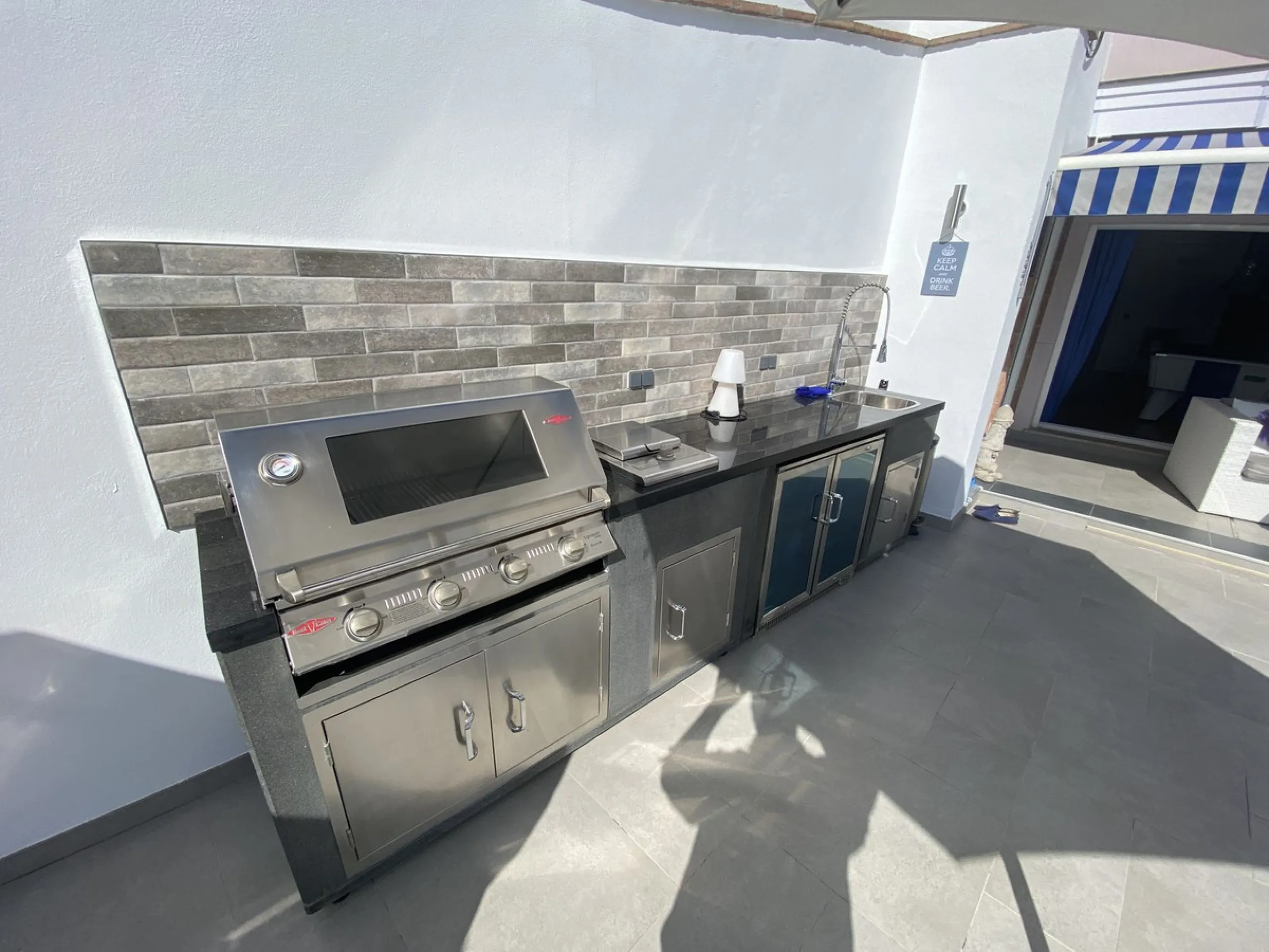 House - Detached Villa в продаже в Torremolinos, Málaga. В доме 5 спален и 4 ванных комнат. Площадь дома 500 м². Площадь участка 650 м²
