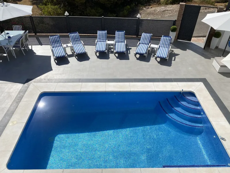 House - Detached Villa в продаже в Torremolinos, Málaga. В доме 5 спален и 4 ванных комнат. Площадь дома 500 м². Площадь участка 650 м²