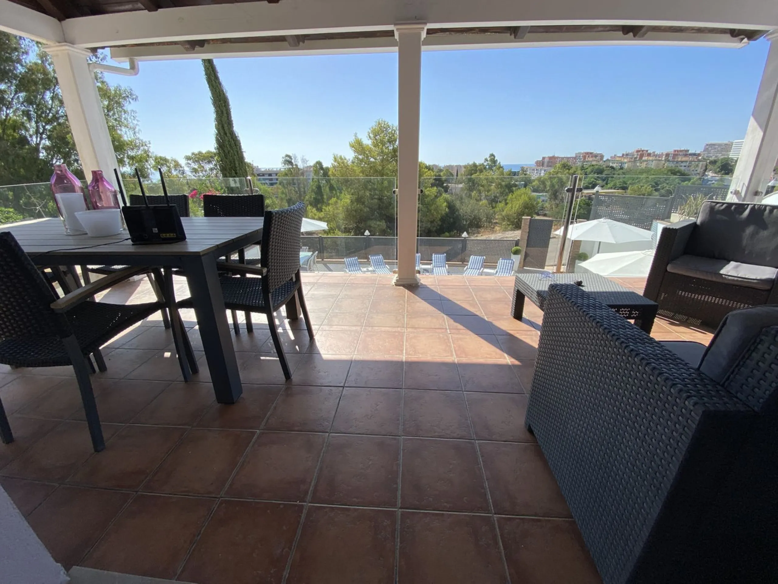 House - Detached Villa в продаже в Torremolinos, Málaga. В доме 5 спален и 4 ванных комнат. Площадь дома 500 м². Площадь участка 650 м²