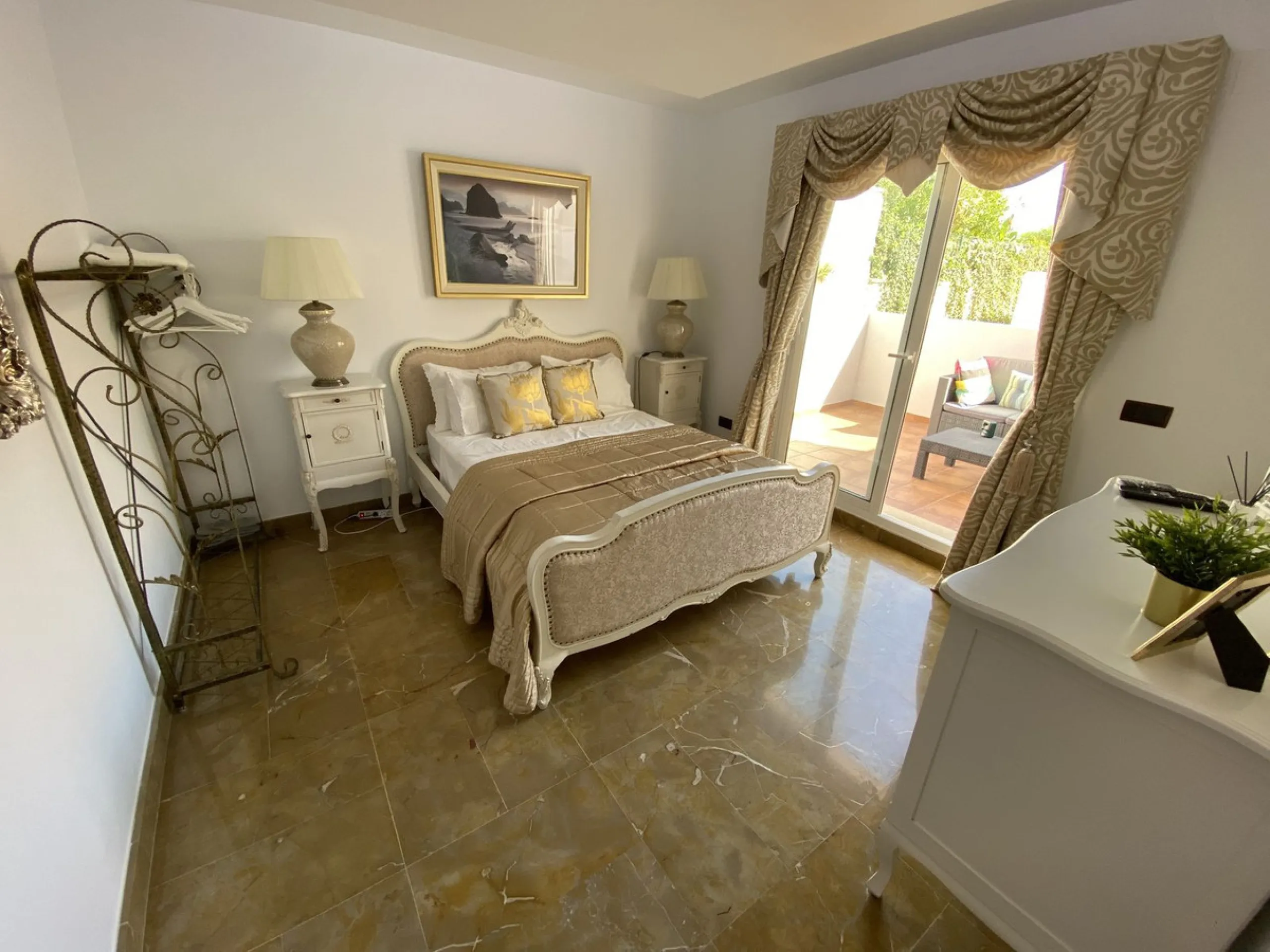 House - Detached Villa в продаже в Torremolinos, Málaga. В доме 5 спален и 4 ванных комнат. Площадь дома 500 м². Площадь участка 650 м²