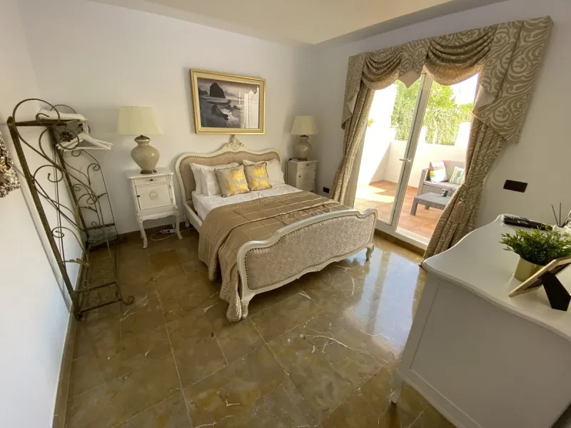 House - Detached Villa в продаже в Torremolinos, Málaga. В доме 5 спален и 4 ванных комнат. Площадь дома 500 м². Площадь участка 650 м²
