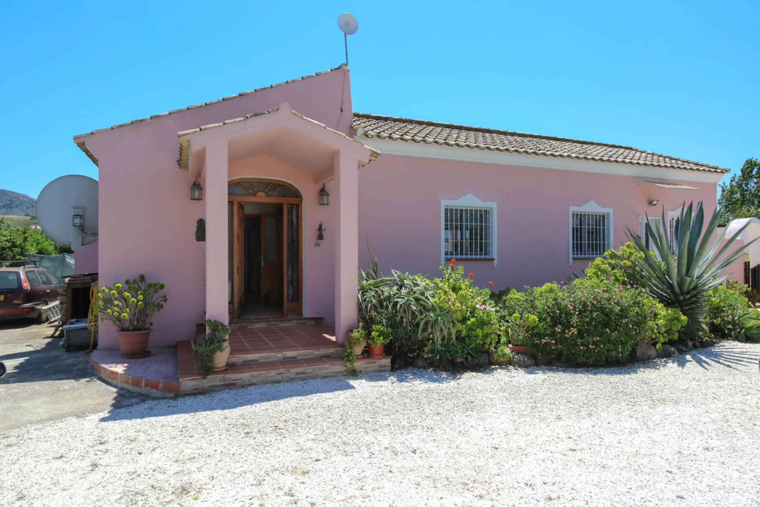 Geräumige Villa mit separatem Gästeappartement in ruhiger Lage