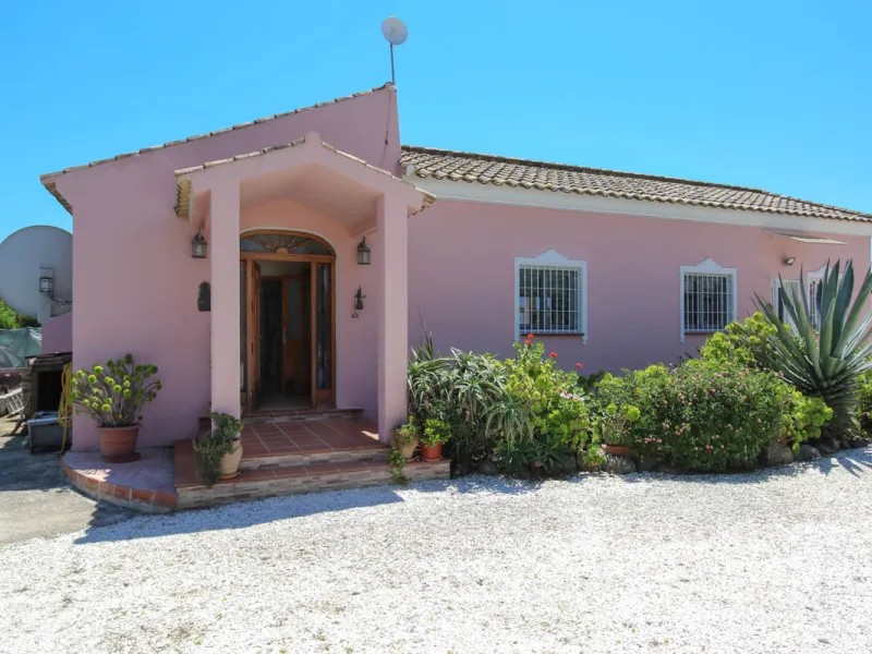 Geräumige Villa mit separatem Gästeappartement in ruhiger Lage