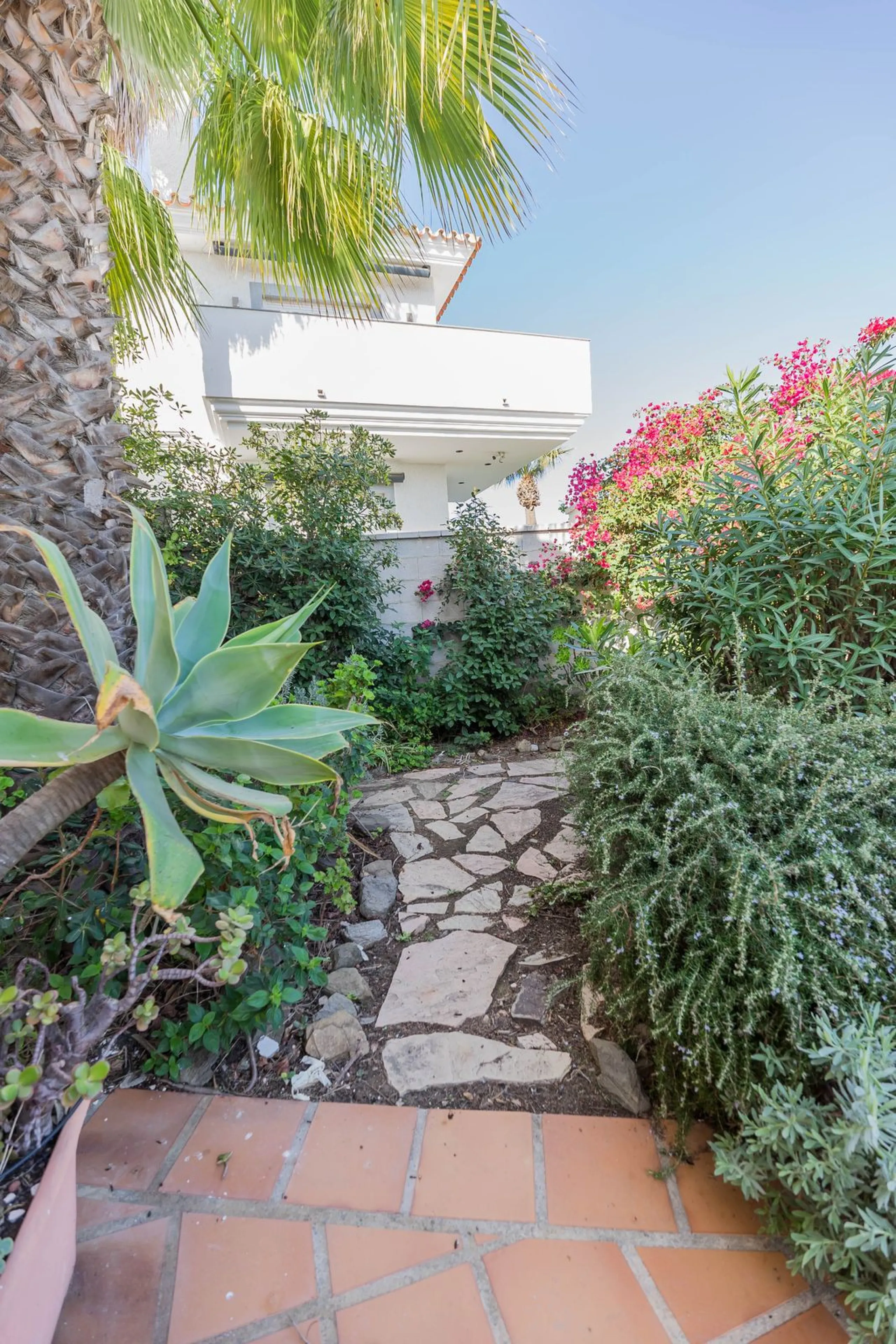 This villa is located in an elevated and quiet residential area of Fuengirola, offering completely open views towards Sohail Castle, the sea and the surrounding mountains. The position and orientation of the property provide excellent natural light and a 