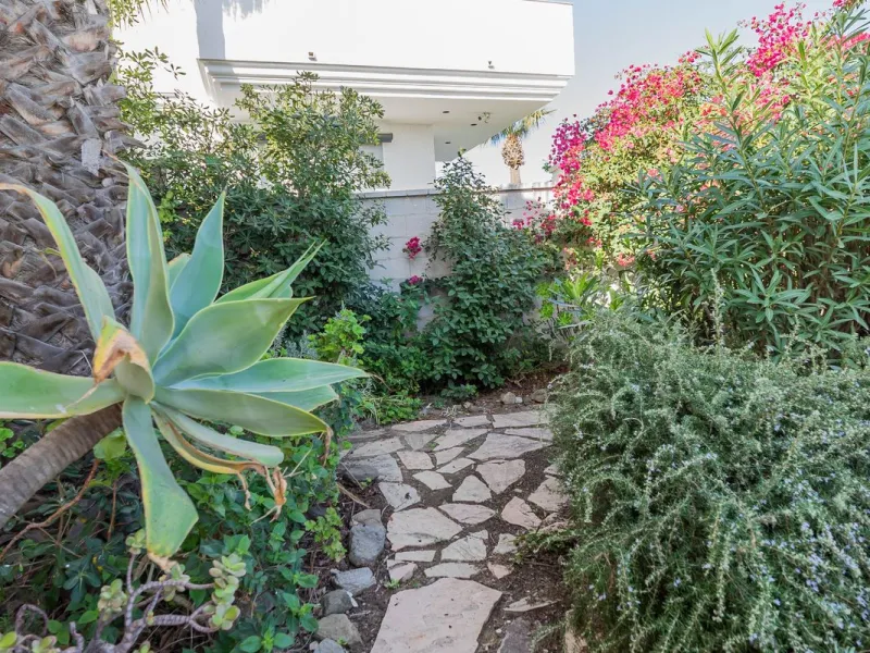 This villa is located in an elevated and quiet residential area of Fuengirola, offering completely open views towards Sohail Castle, the sea and the surrounding mountains. The position and orientation of the property provide excellent natural light and a 