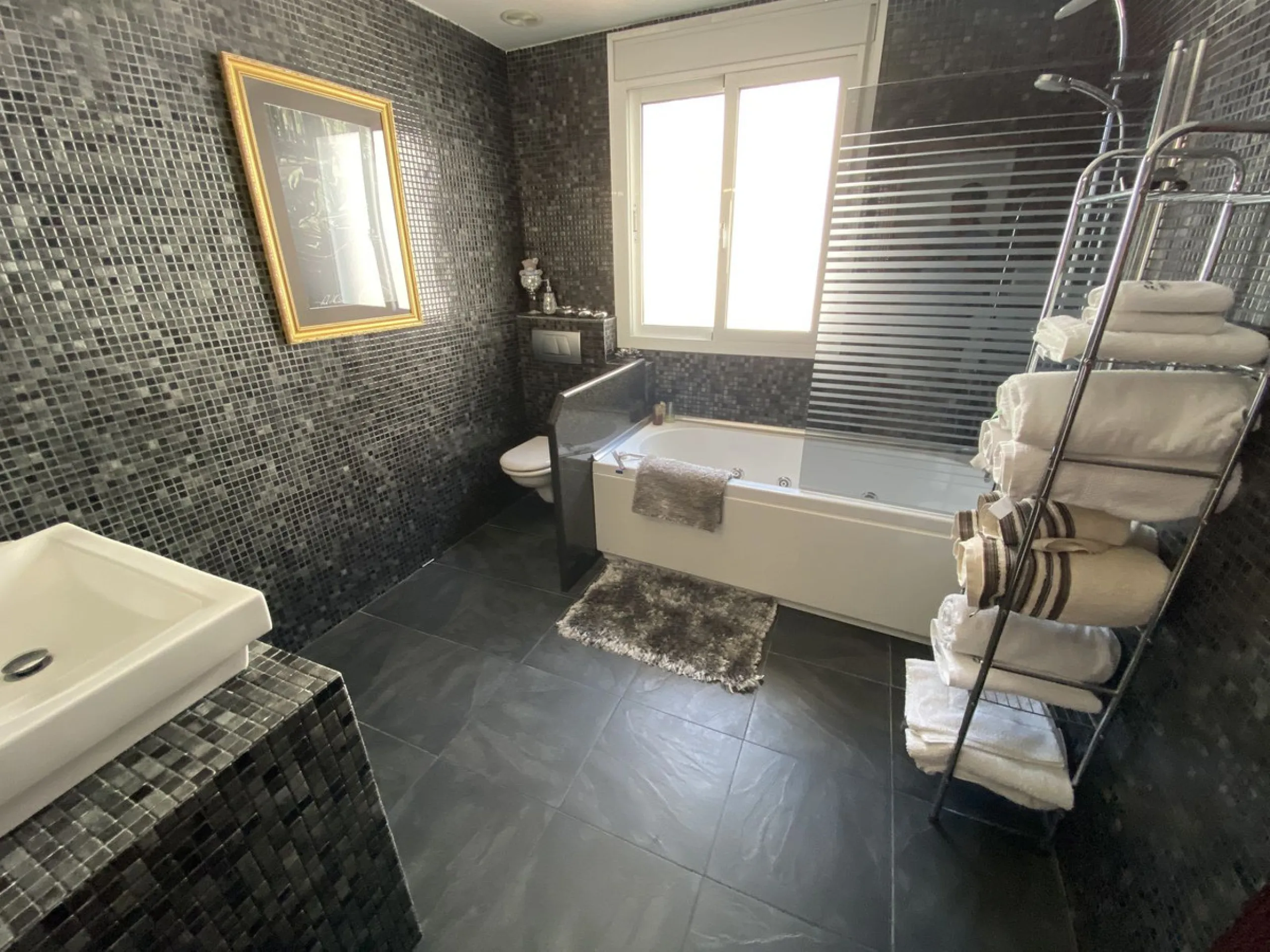 House - Detached Villa в продаже в Torremolinos, Málaga. В доме 5 спален и 4 ванных комнат. Площадь дома 500 м². Площадь участка 650 м²