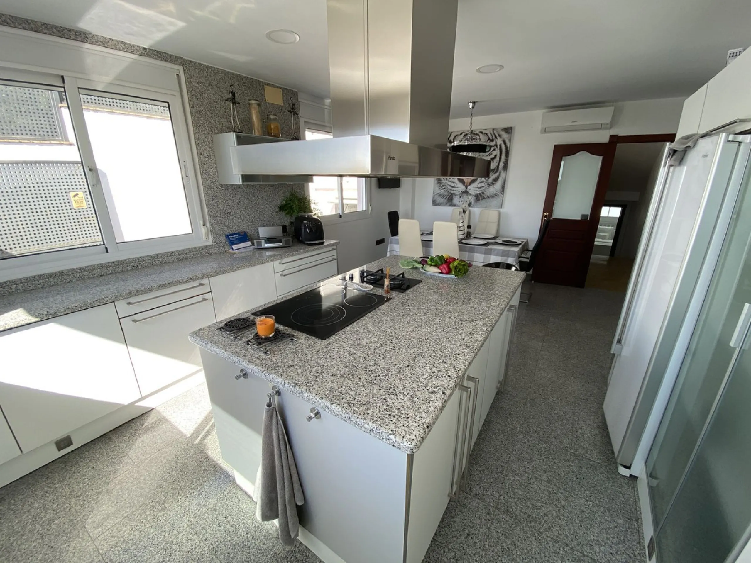 House - Detached Villa в продаже в Torremolinos, Málaga. В доме 5 спален и 4 ванных комнат. Площадь дома 500 м². Площадь участка 650 м²
