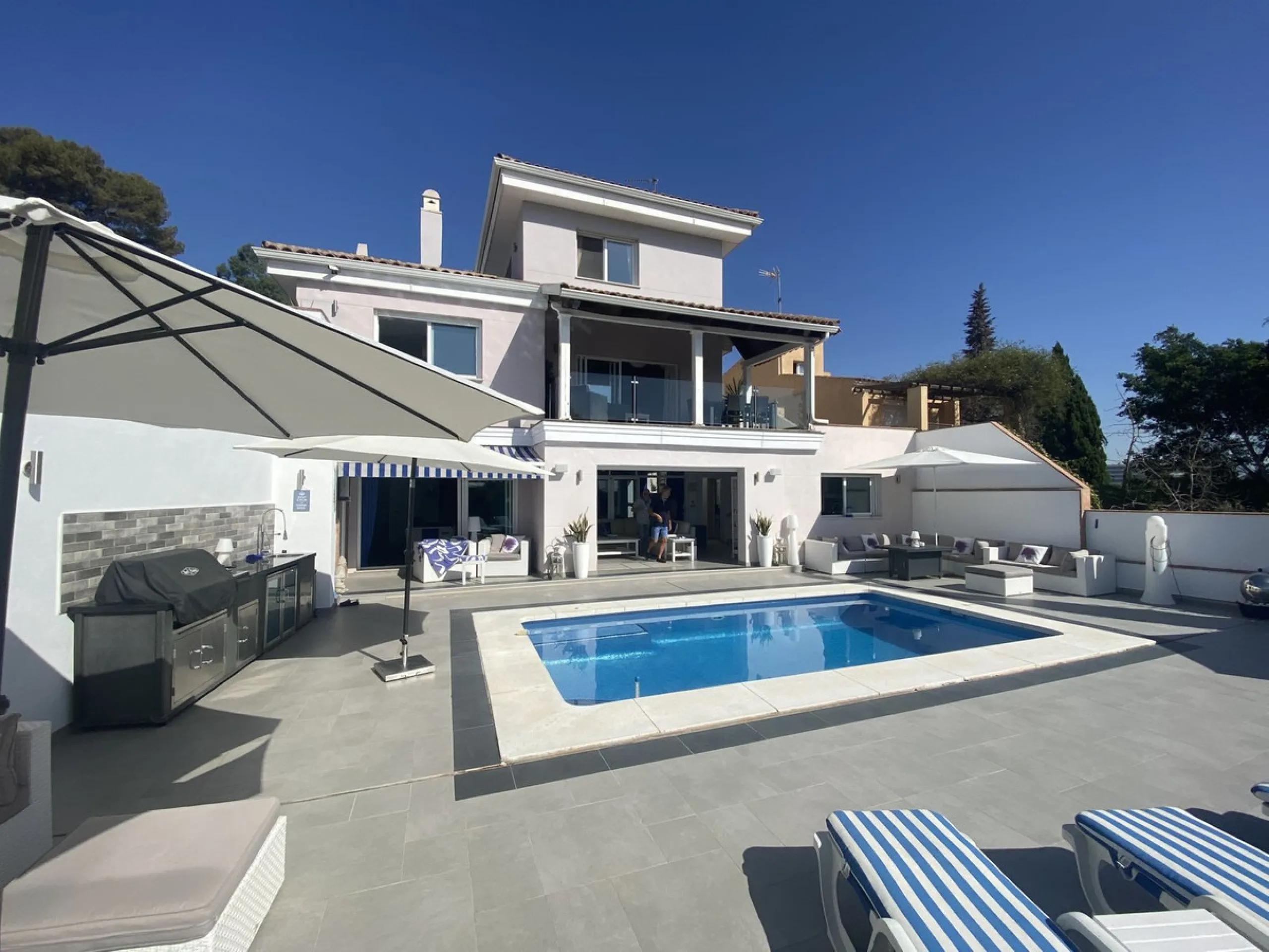 House - Detached Villa в продаже в Torremolinos, Málaga. В доме 5 спален и 4 ванных комнат. Площадь дома 500 м². Площадь участка 650 м²