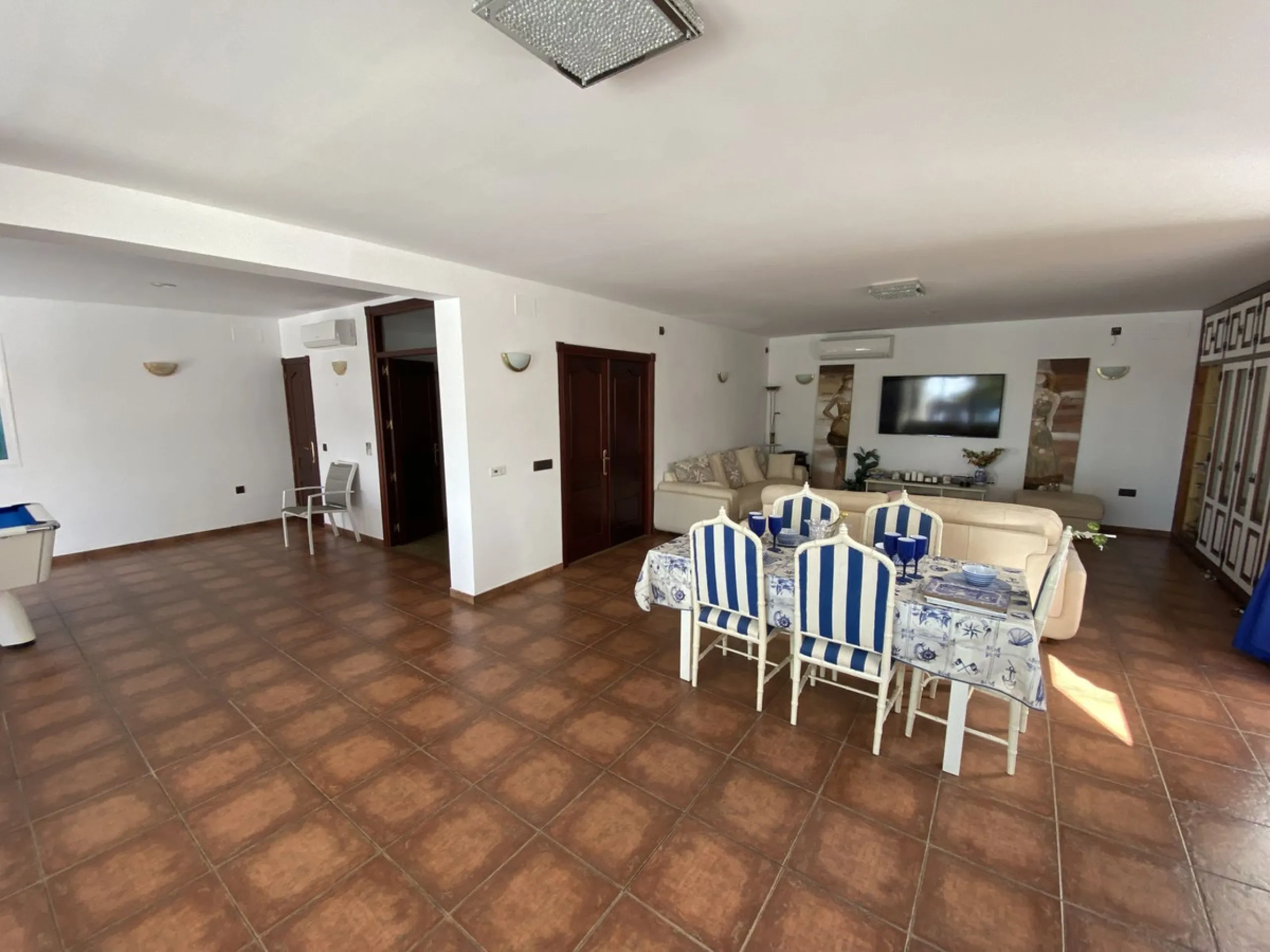 House - Detached Villa в продаже в Torremolinos, Málaga. В доме 5 спален и 4 ванных комнат. Площадь дома 500 м². Площадь участка 650 м²