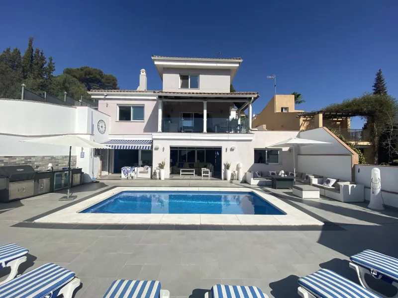 House - Detached Villa в продаже в Torremolinos, Málaga. В доме 5 спален и 4 ванных комнат. Площадь дома 500 м². Площадь участка 650 м²
