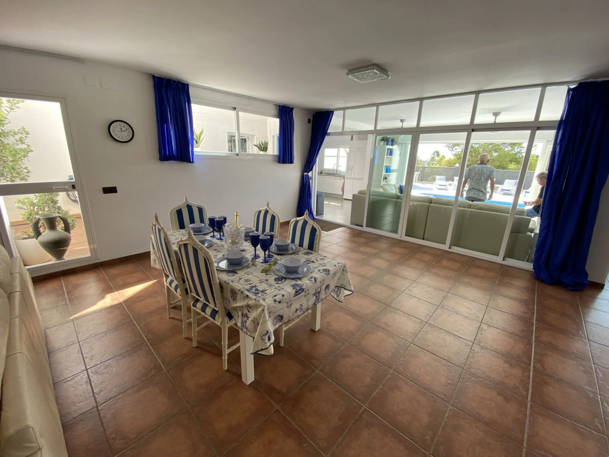 House - Detached Villa в продаже в Torremolinos, Málaga. В доме 5 спален и 4 ванных комнат. Площадь дома 500 м². Площадь участка 650 м²