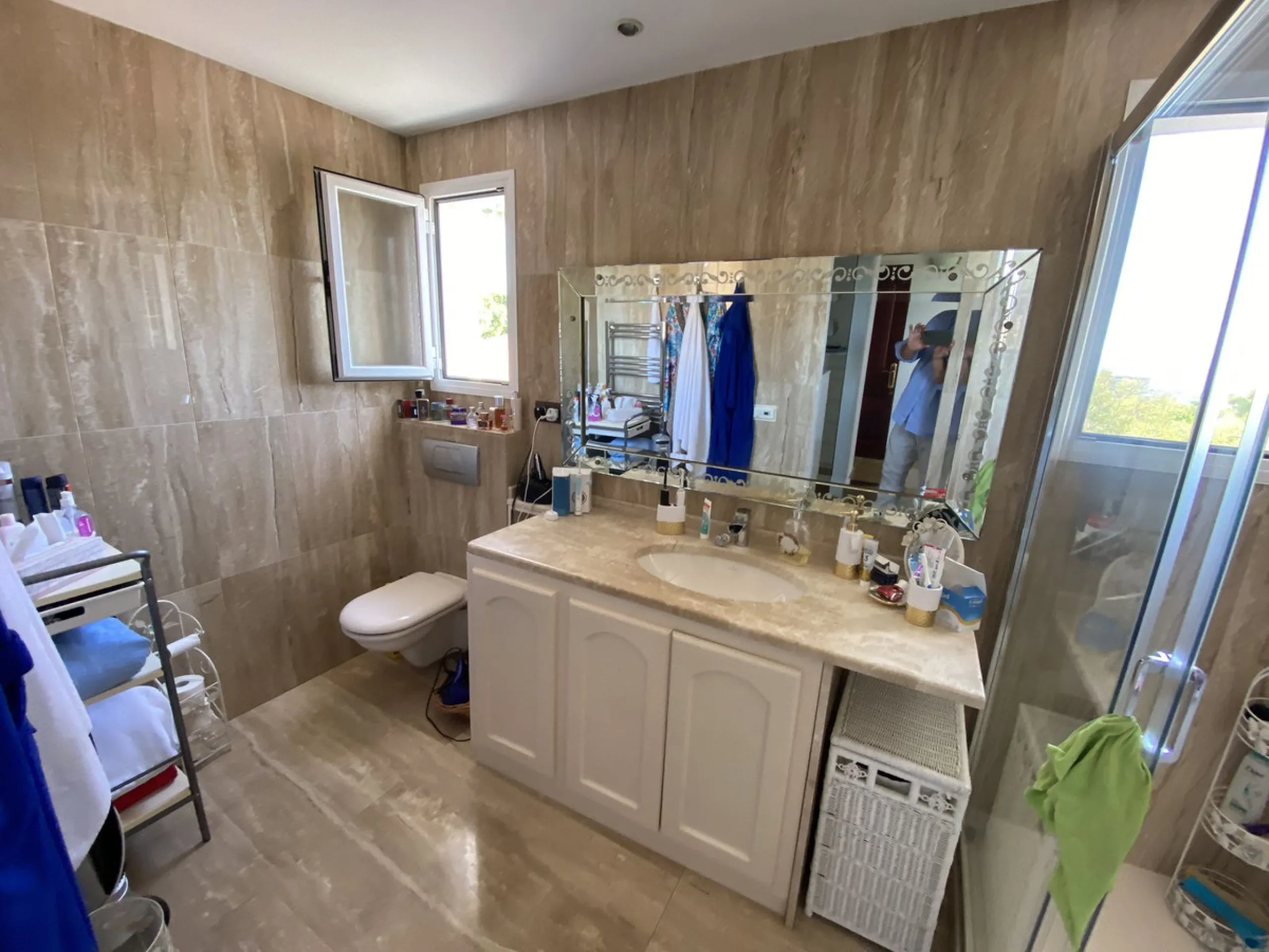 House - Detached Villa в продаже в Torremolinos, Málaga. В доме 5 спален и 4 ванных комнат. Площадь дома 500 м². Площадь участка 650 м²