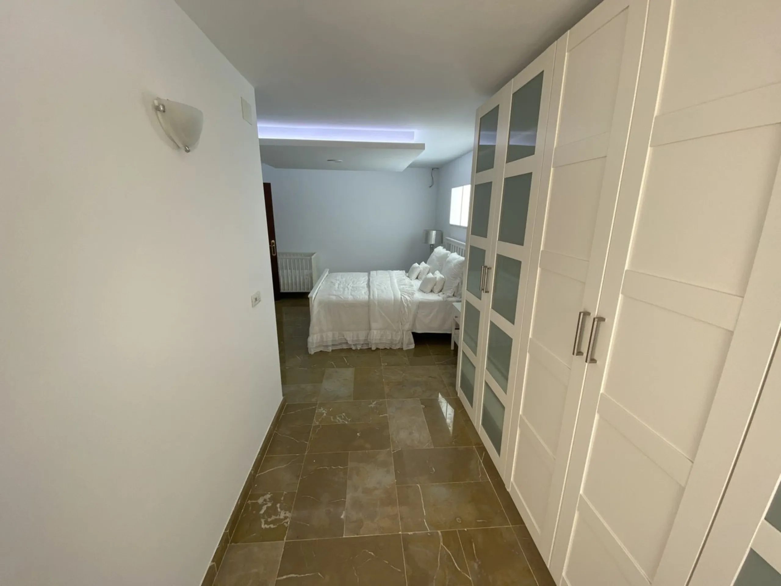 House - Detached Villa в продаже в Torremolinos, Málaga. В доме 5 спален и 4 ванных комнат. Площадь дома 500 м². Площадь участка 650 м²
